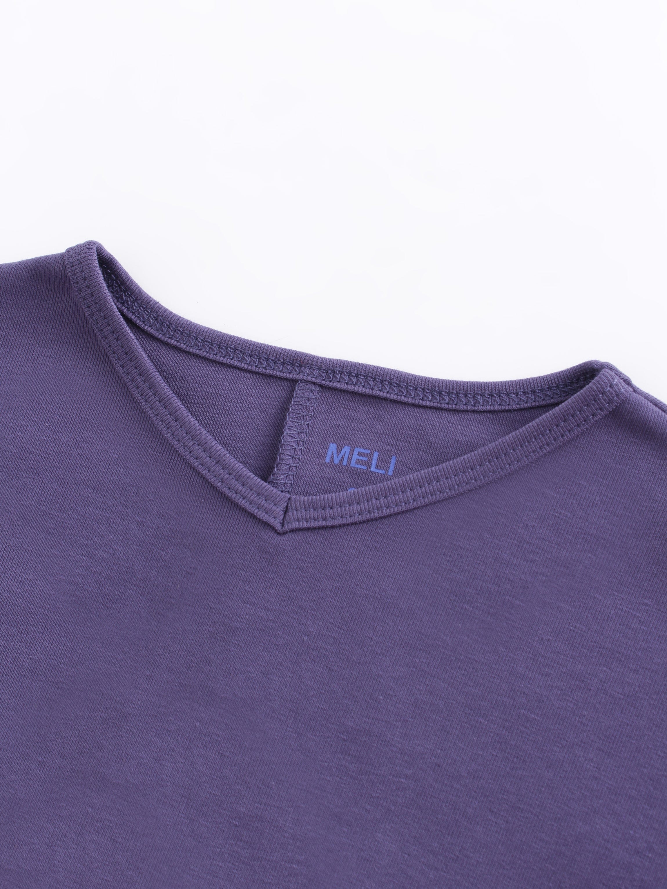 Camiseta con parte inferior en V-Azul marino