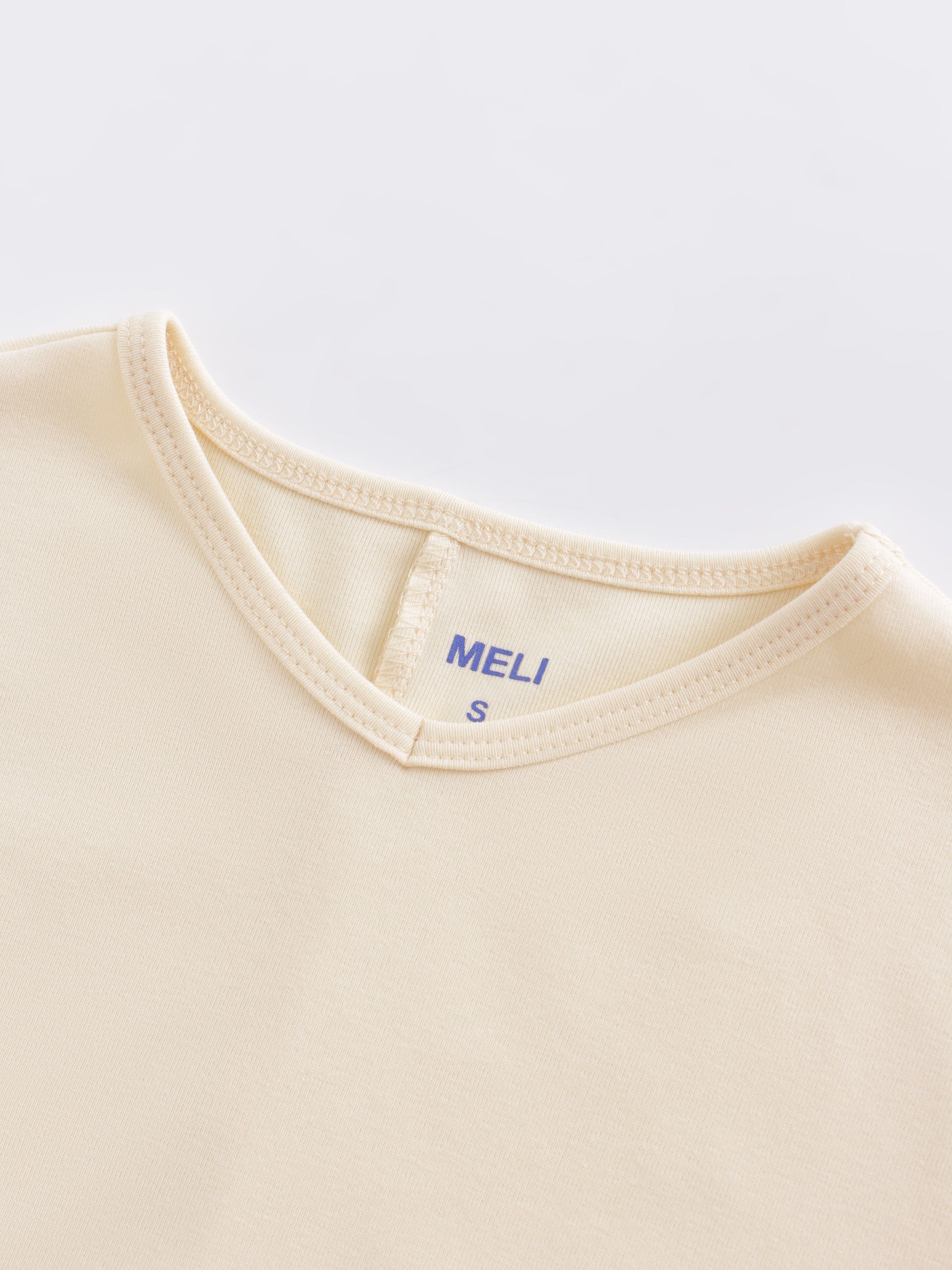 Camiseta con parte inferior en V-Crema
