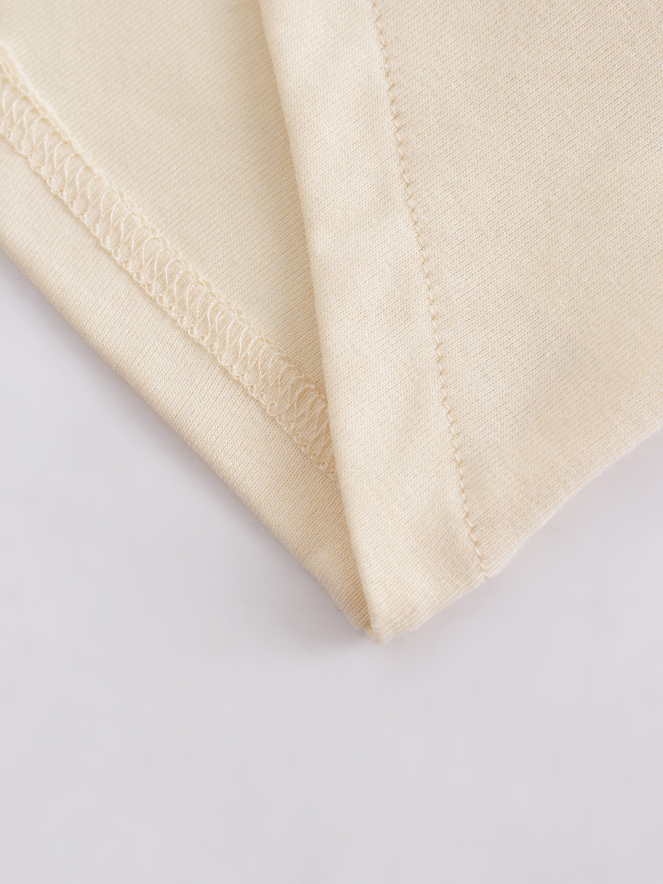 Camiseta con parte inferior en V-Crema