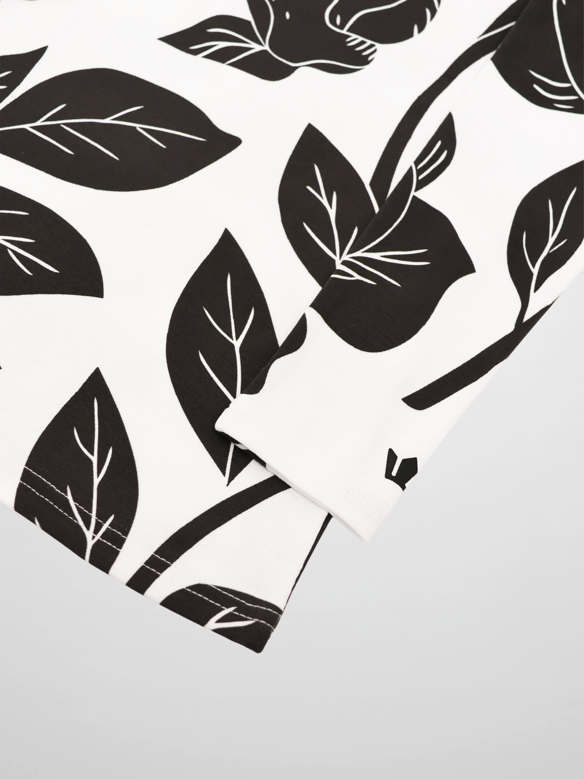 Basic Printed T-shirt-Black/White Floral