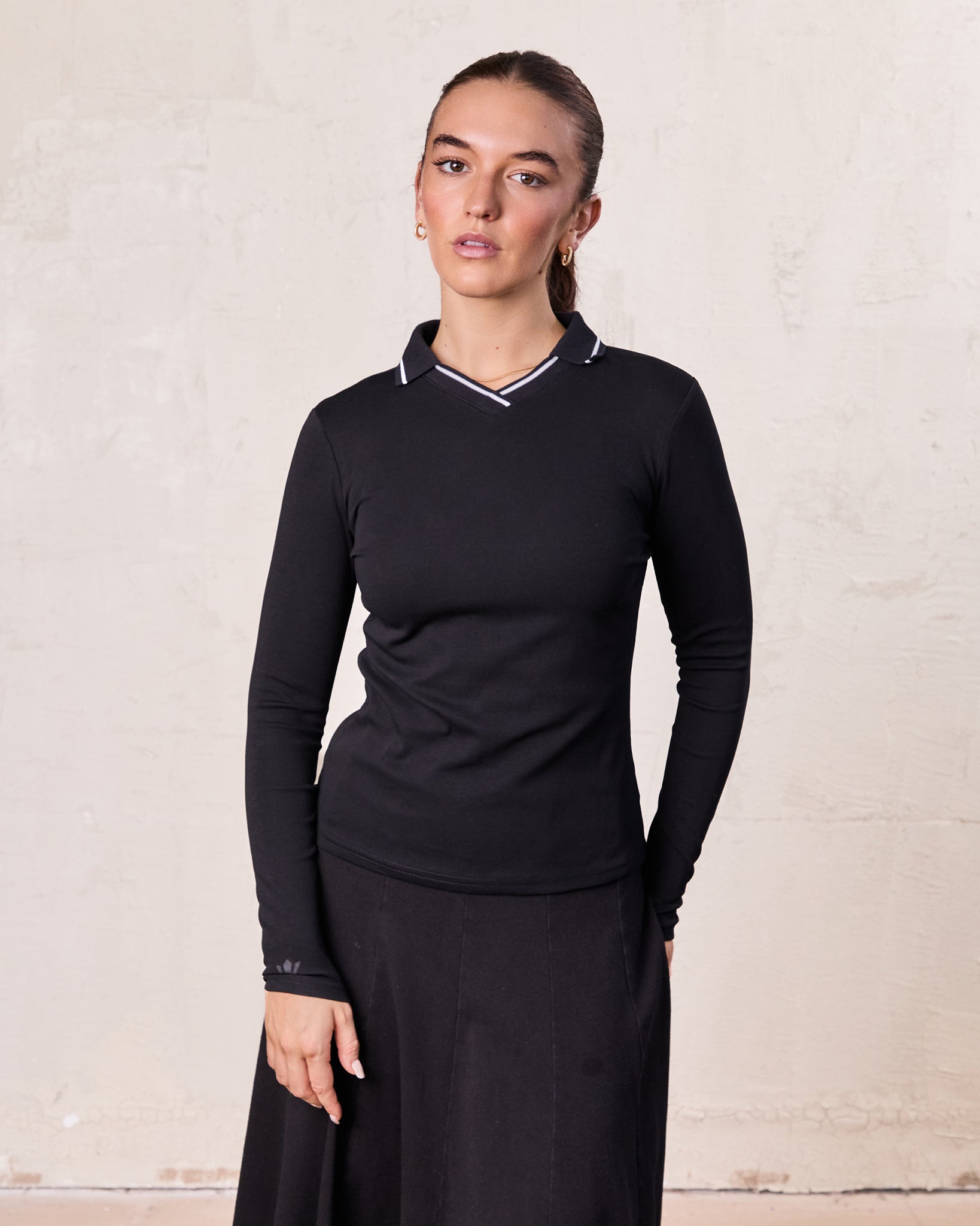 Collared High V T-Shirt-Black