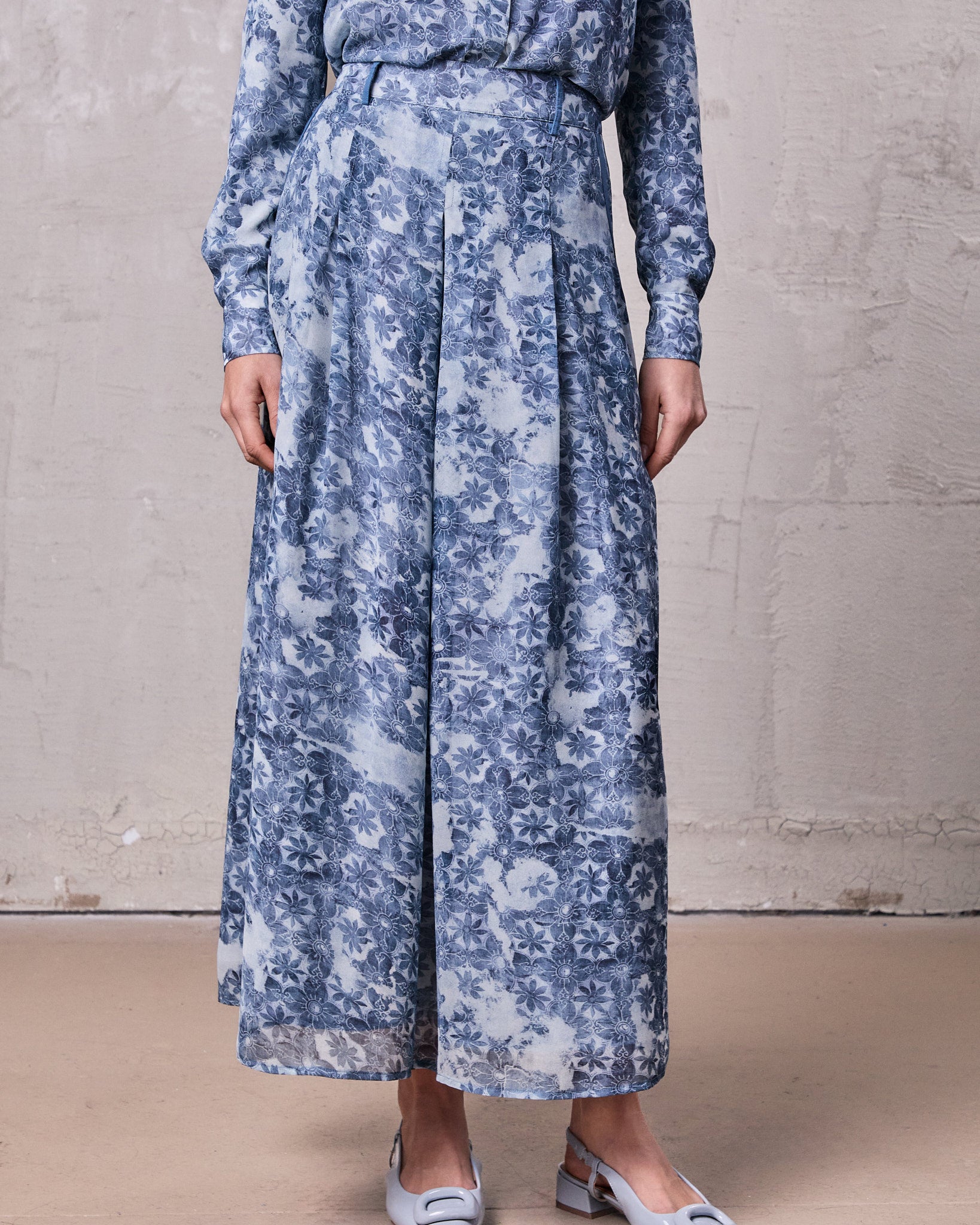 Waisted Pocket Pleat Skirt-Soft Blue Floral