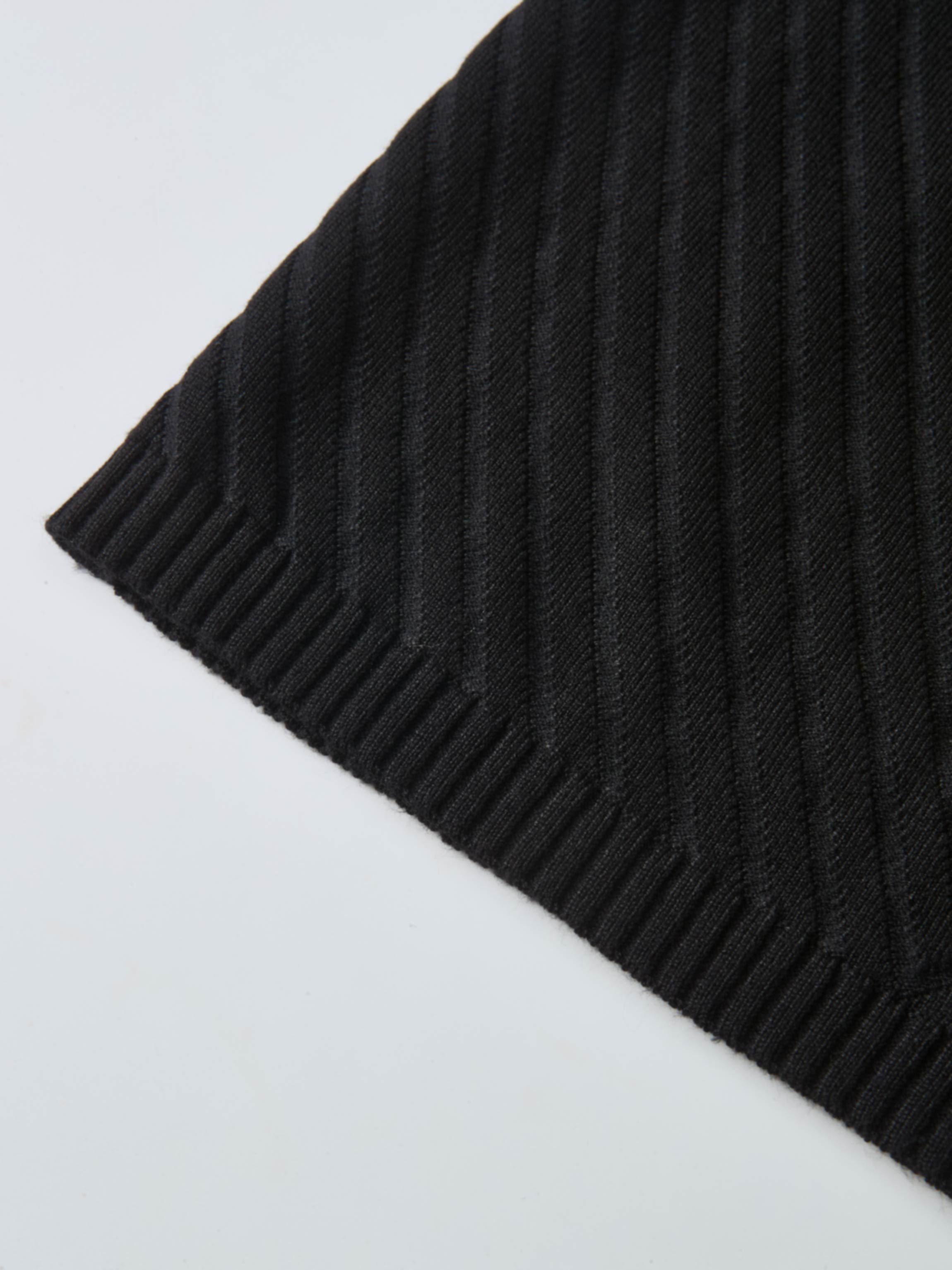 V Ribbed Sweater - Black