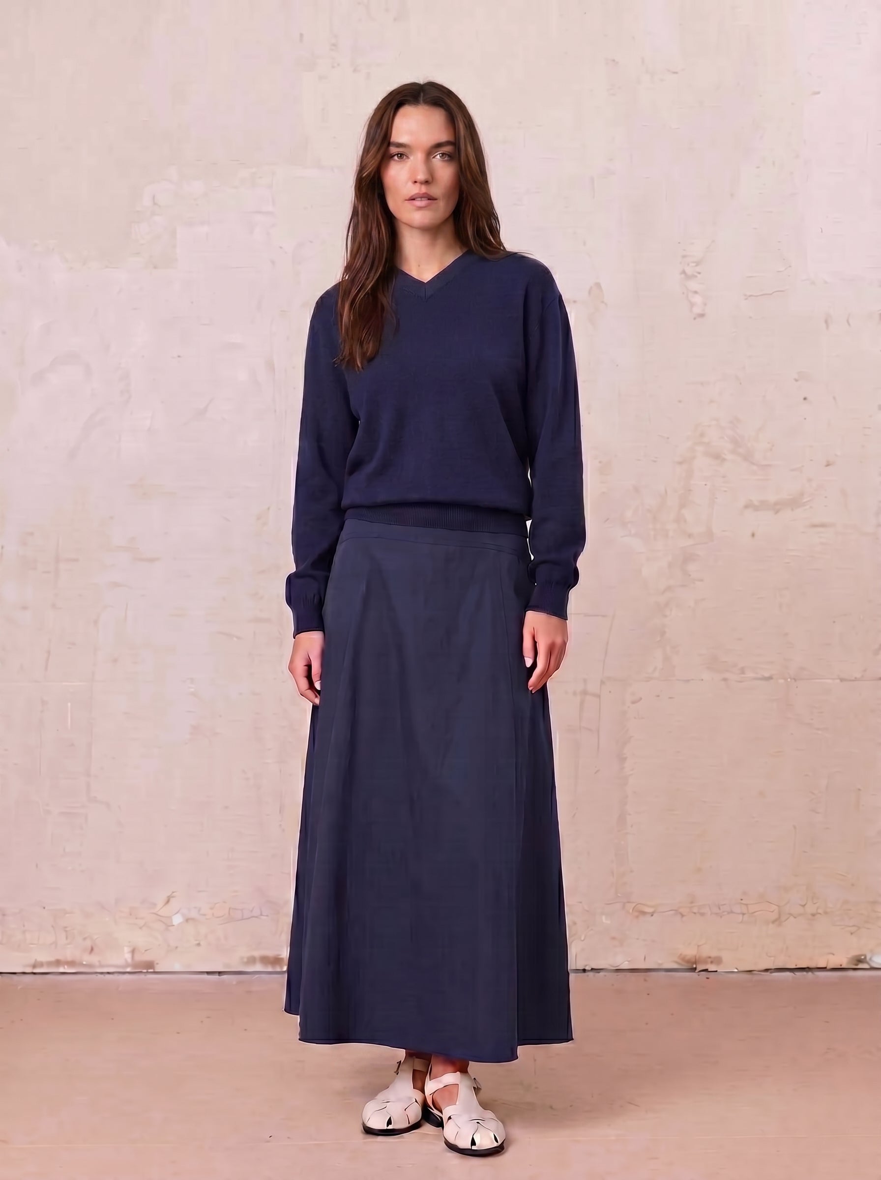 High V Lightweight Sweater-Navy