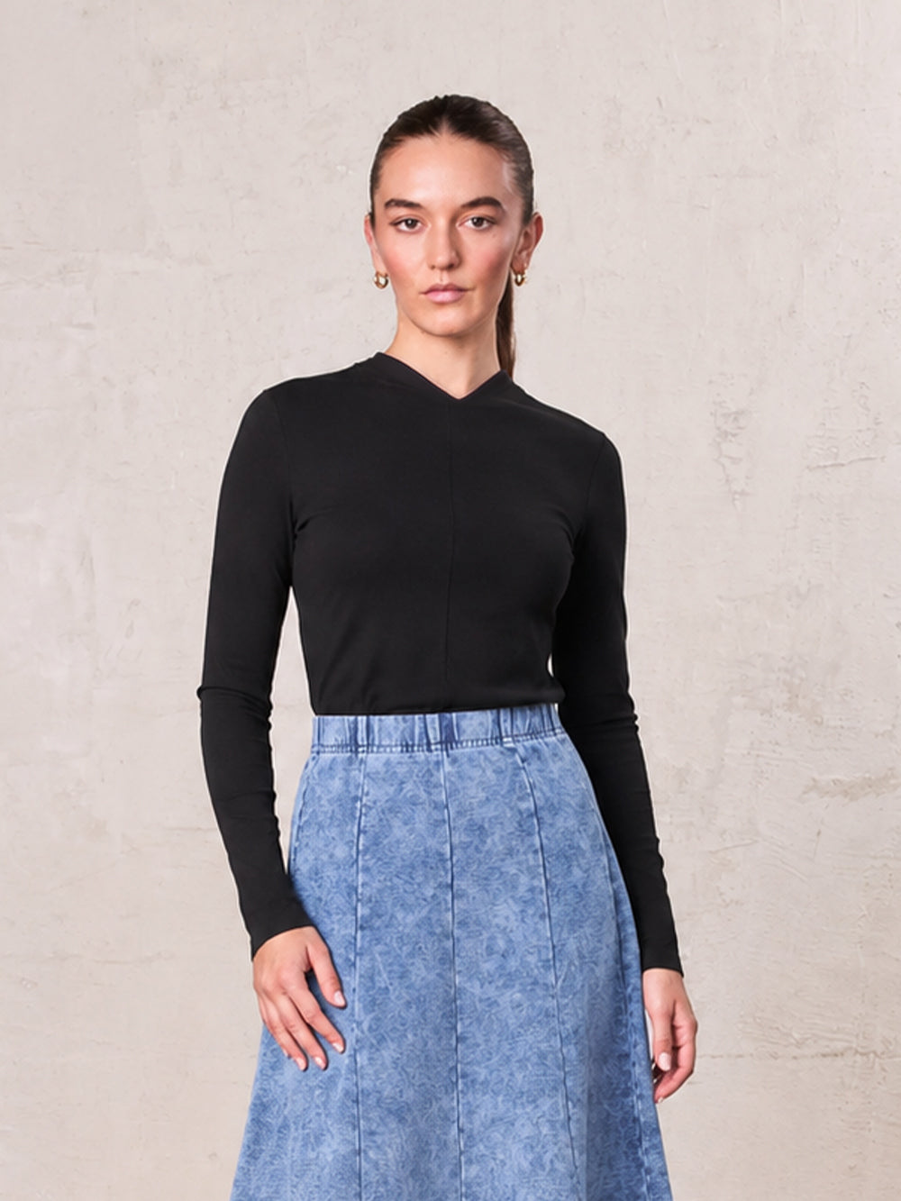 Center Seam High V Tee-Black