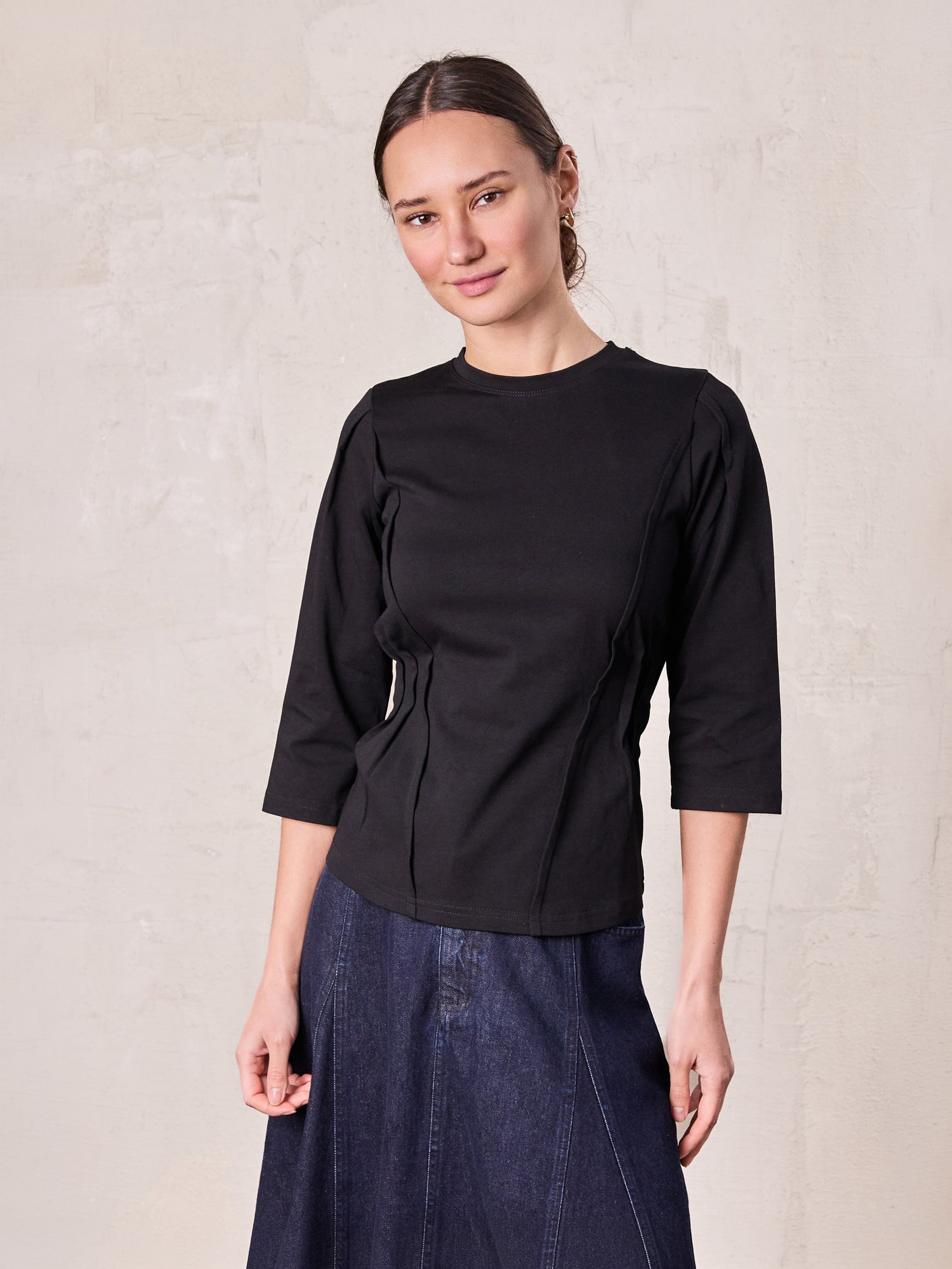 Pleat Seam T-shirt-Black