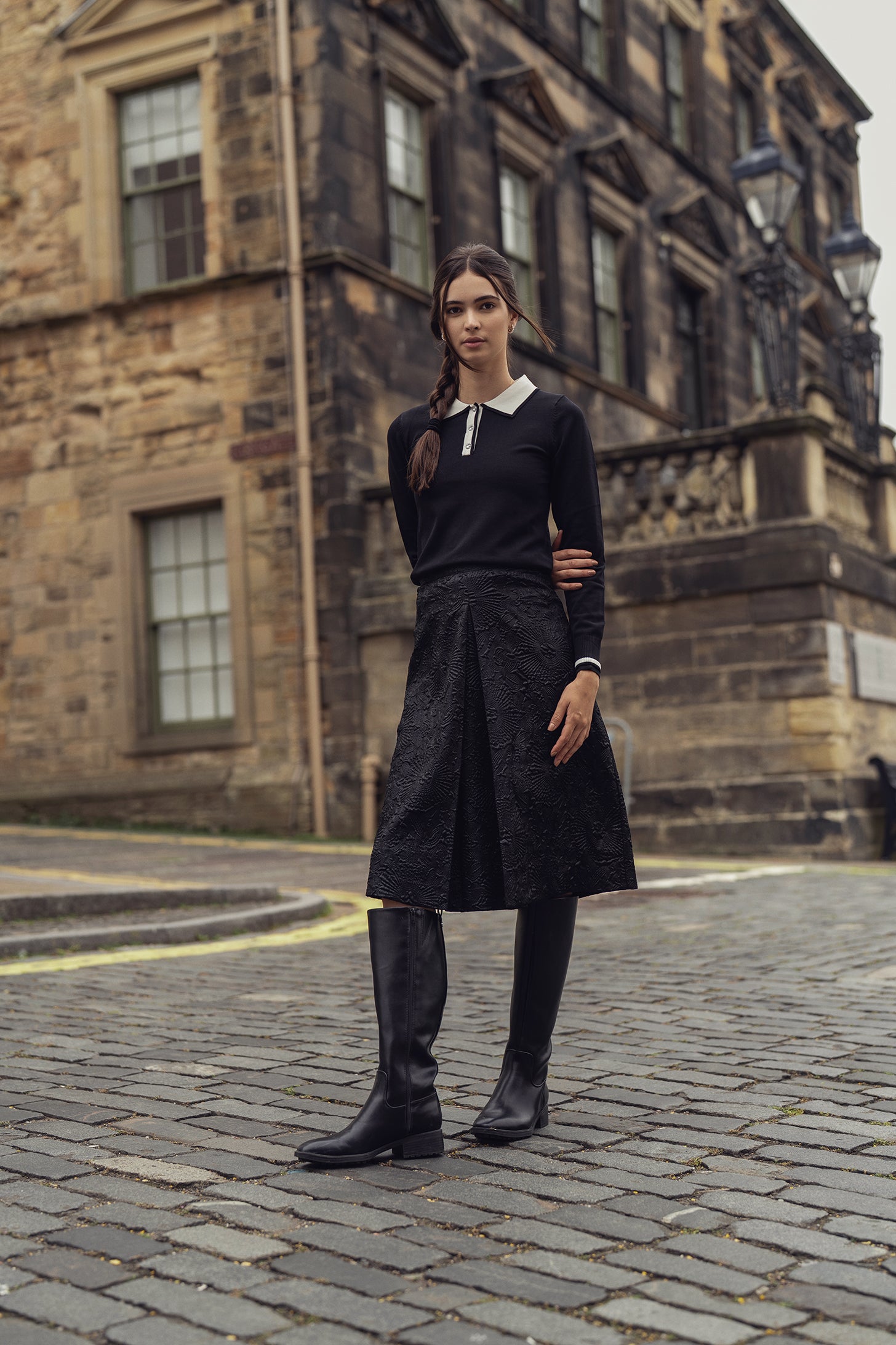 Embossed Inverted Pleat Skirt-Black