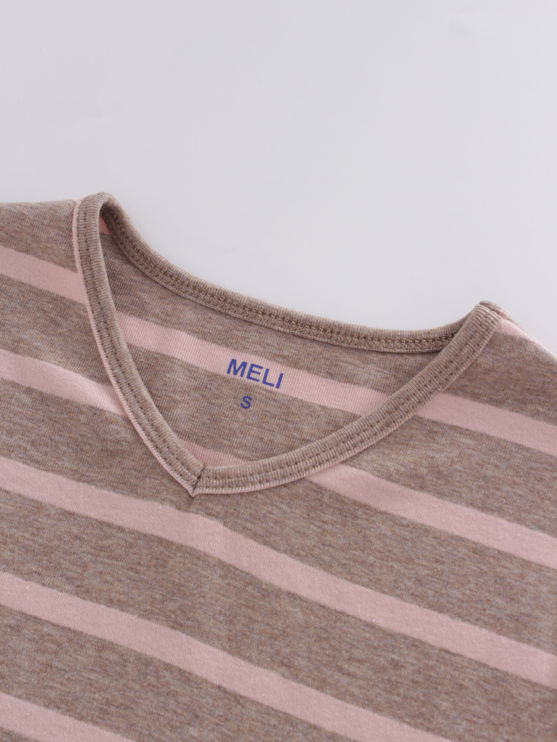 Camiseta con escote en pico y rayas finas: tostado jaspeado/rosa