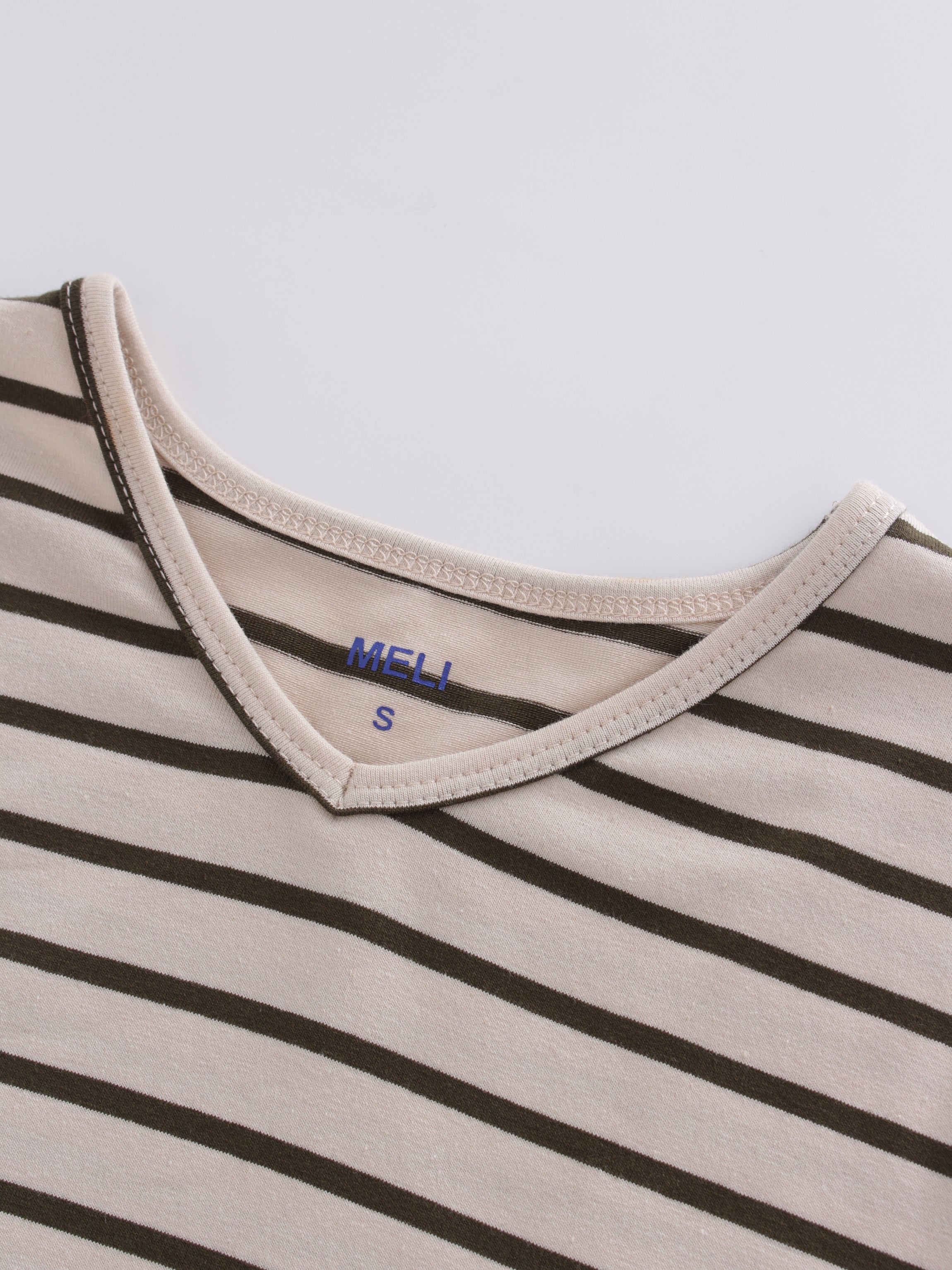 Camiseta Thin Stripe High V-Crema/Verde