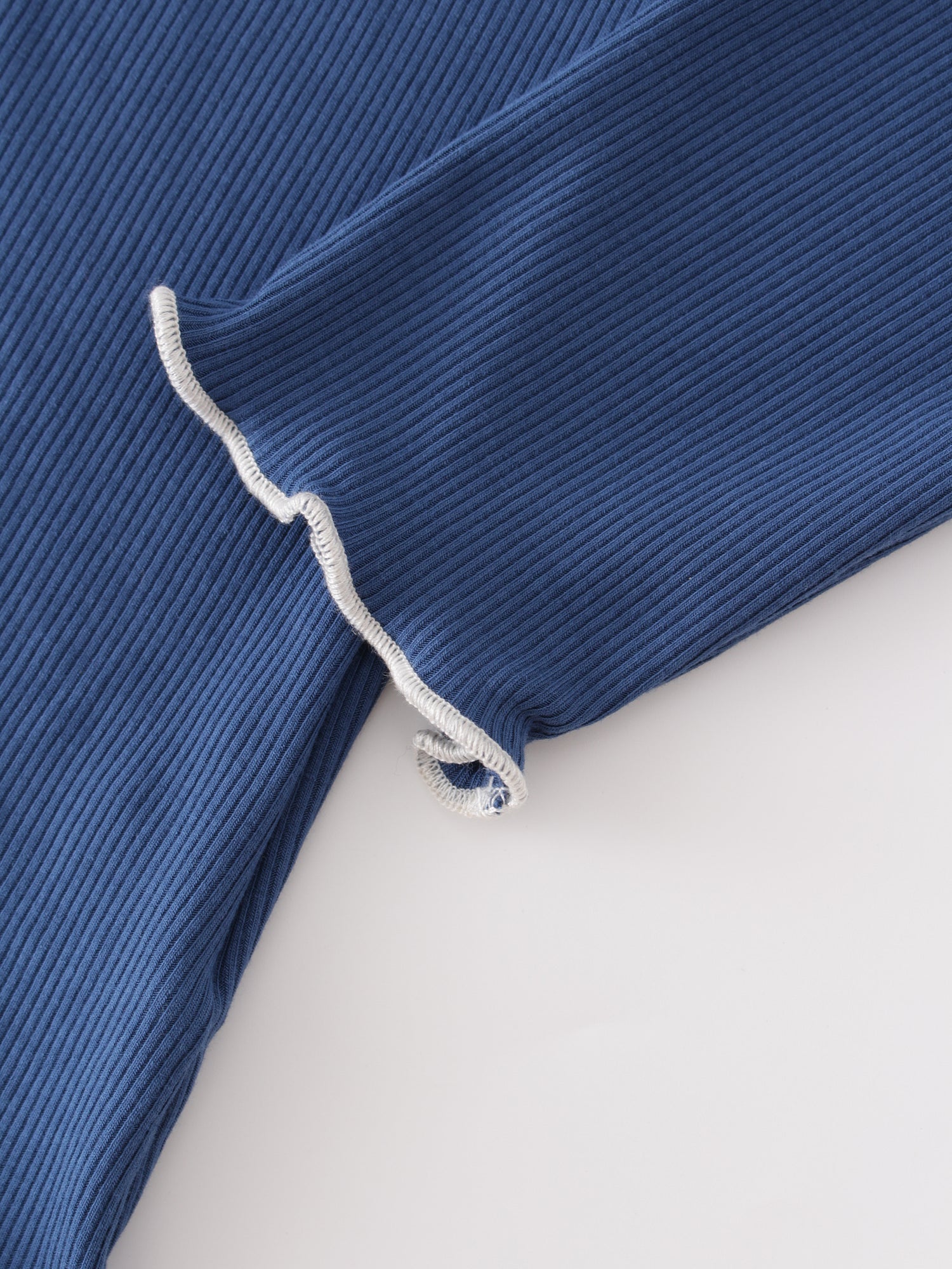 Henley Cosido Overlock-Azul/Marfil