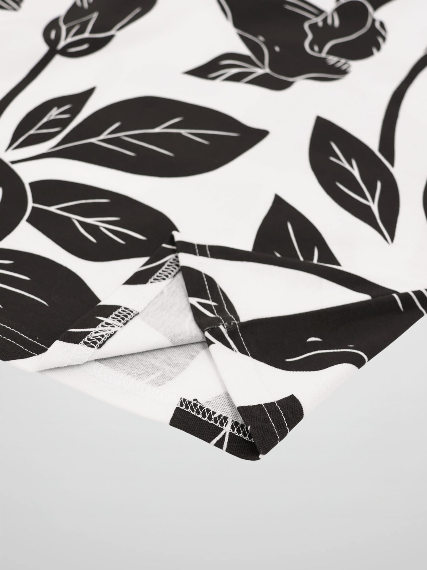 Basic Printed T-shirt-Black/White Floral