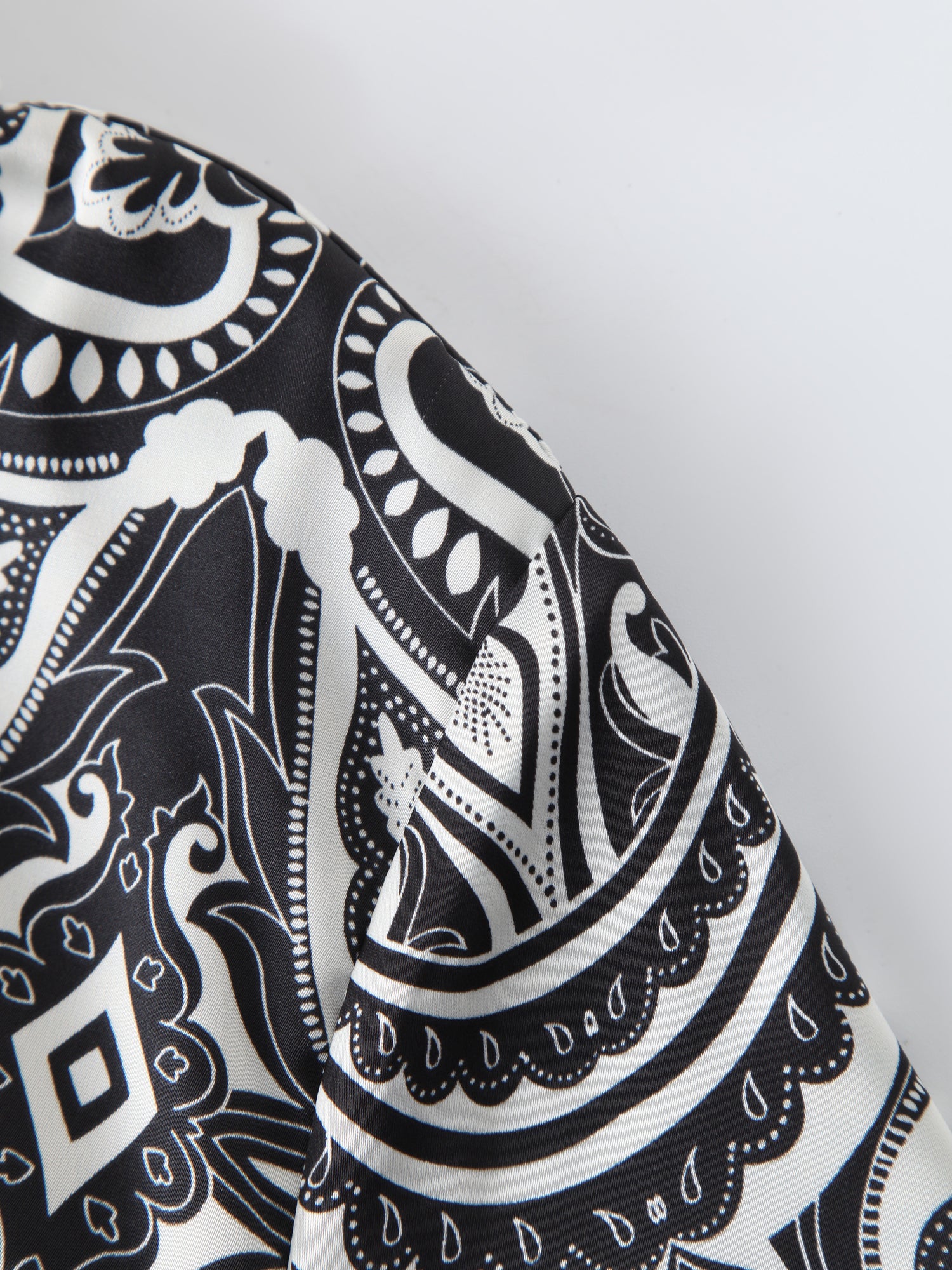 Blusa con ribetes-B/N Paisley