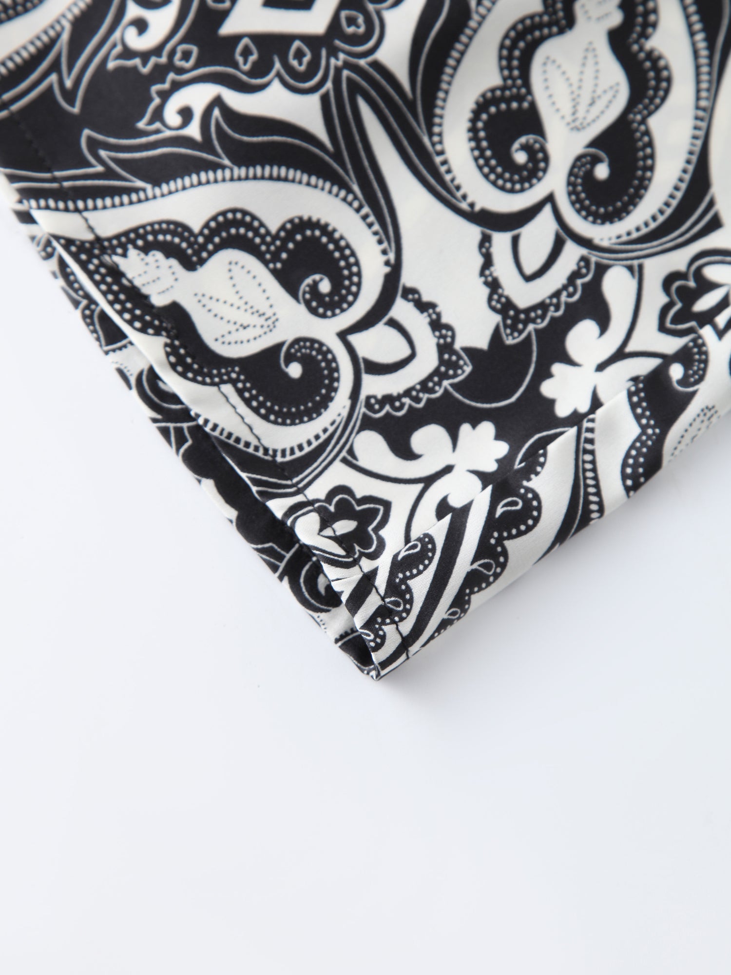 Blusa con ribetes-B/N Paisley