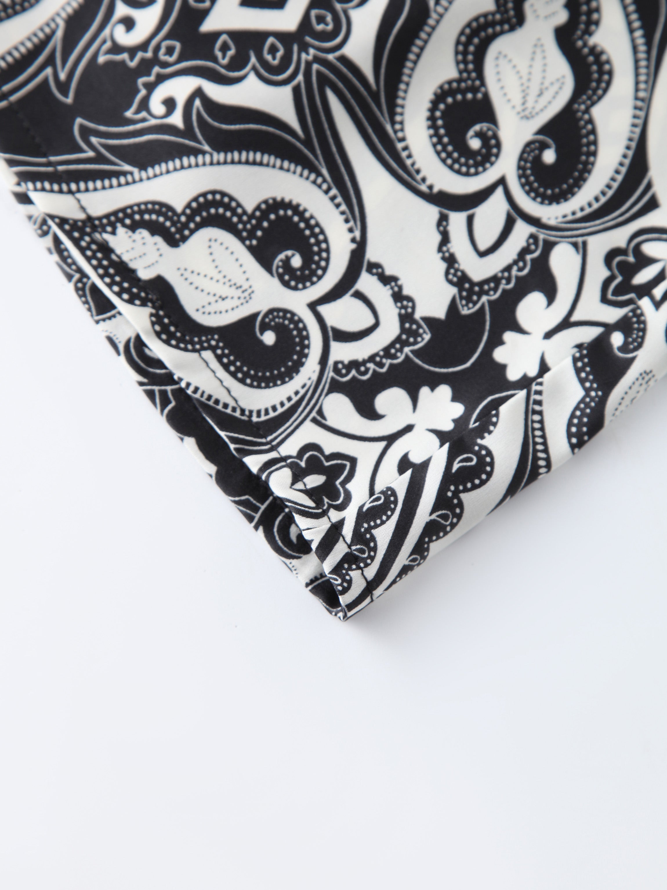 Blusa con ribetes-B/N Paisley