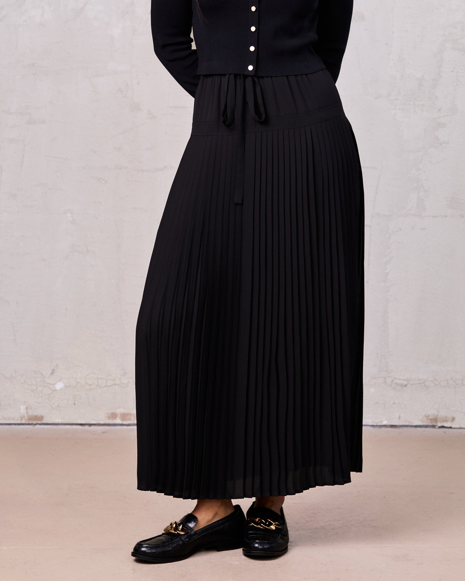 Chiffon Drop Waist Pleat Skirt-Black