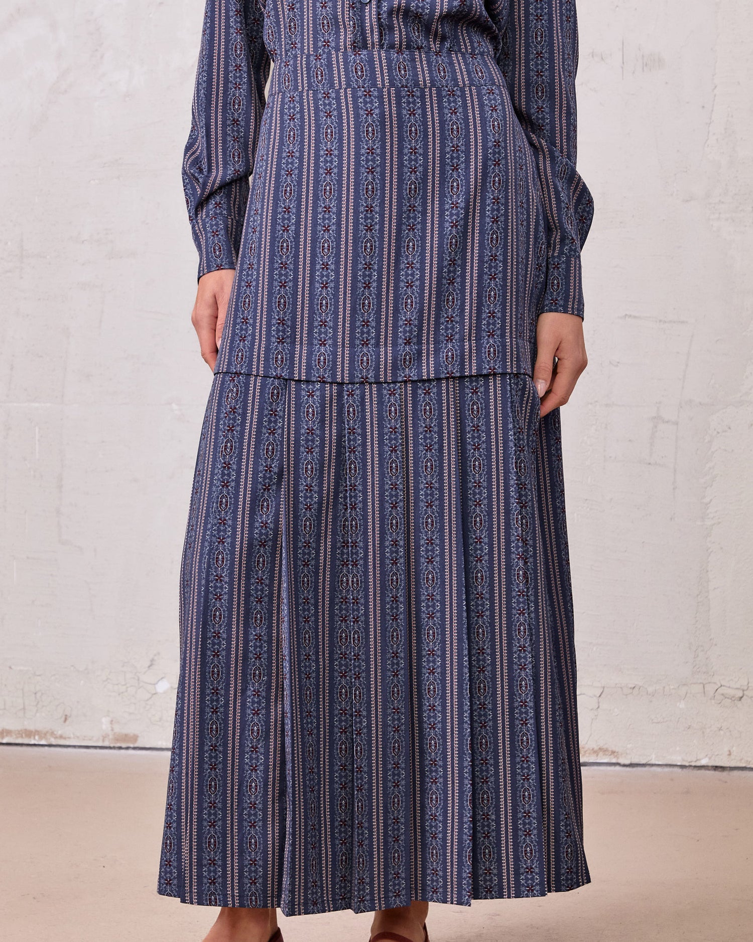 Pleat Bottom Flower Print Skirt-Blue Striped Medallion