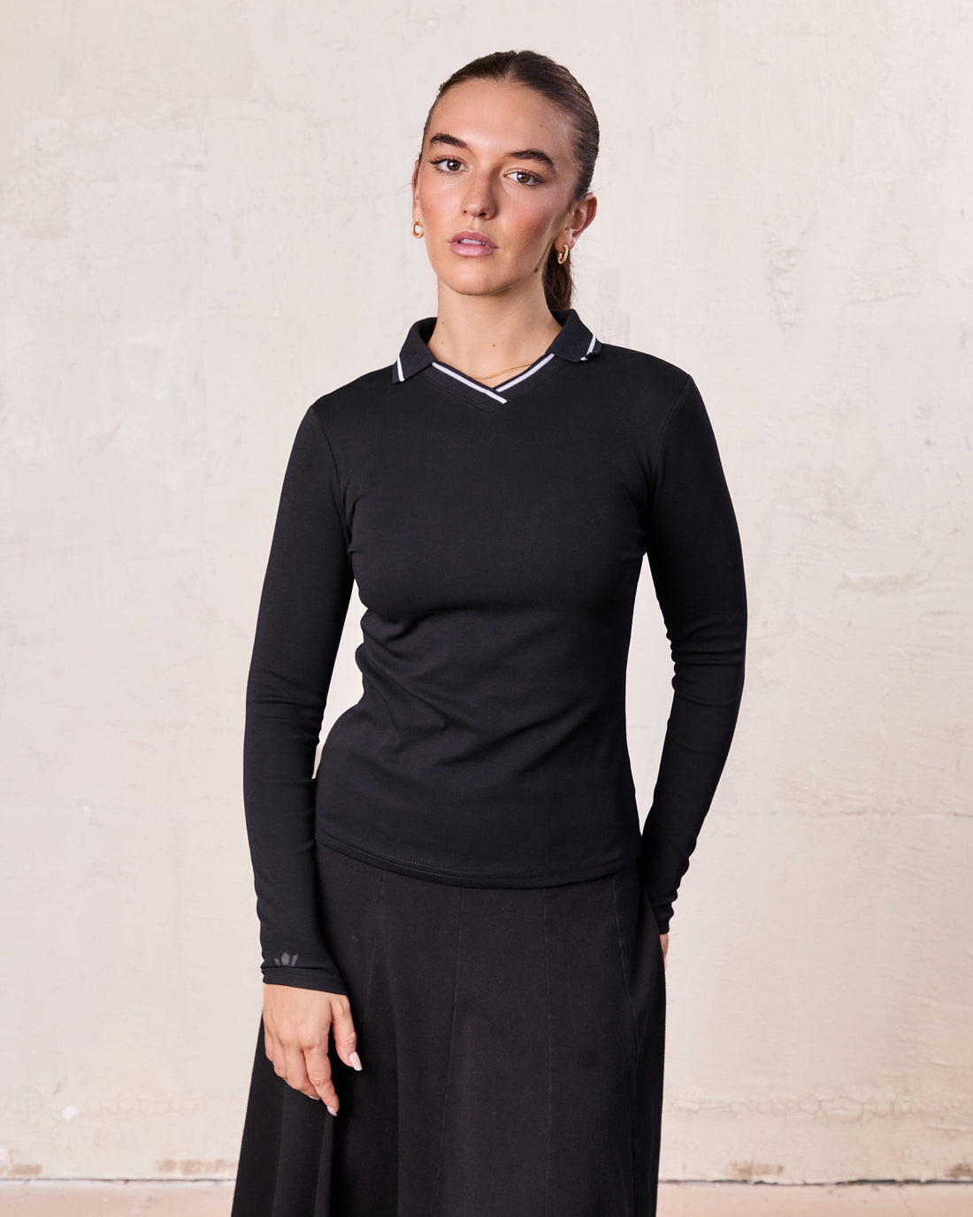 Collared High V T-Shirt-Black