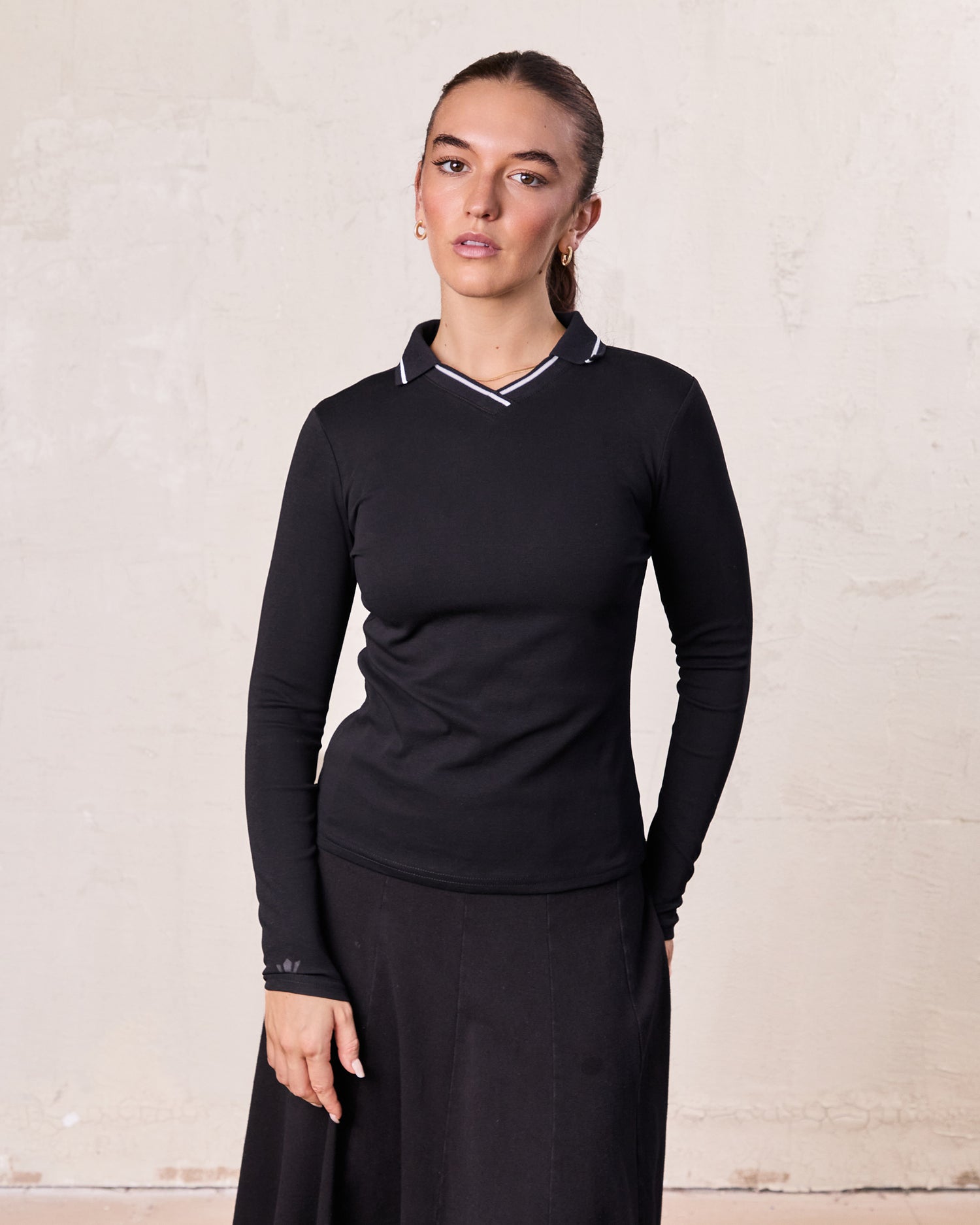 Collared High V T-Shirt-Black