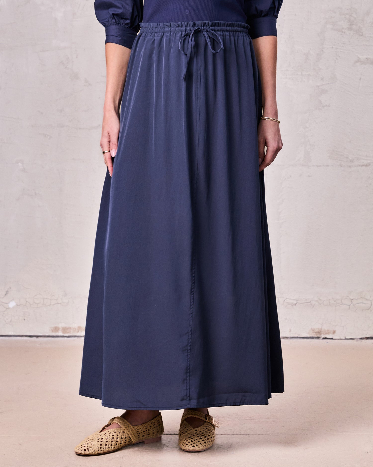DRAWSTRING RUFFLE SKIRT-NAVY