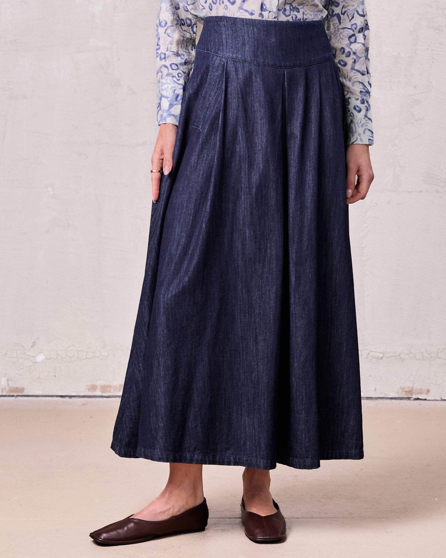 Inverted Yoke Pleat Skirt-Dark Blue