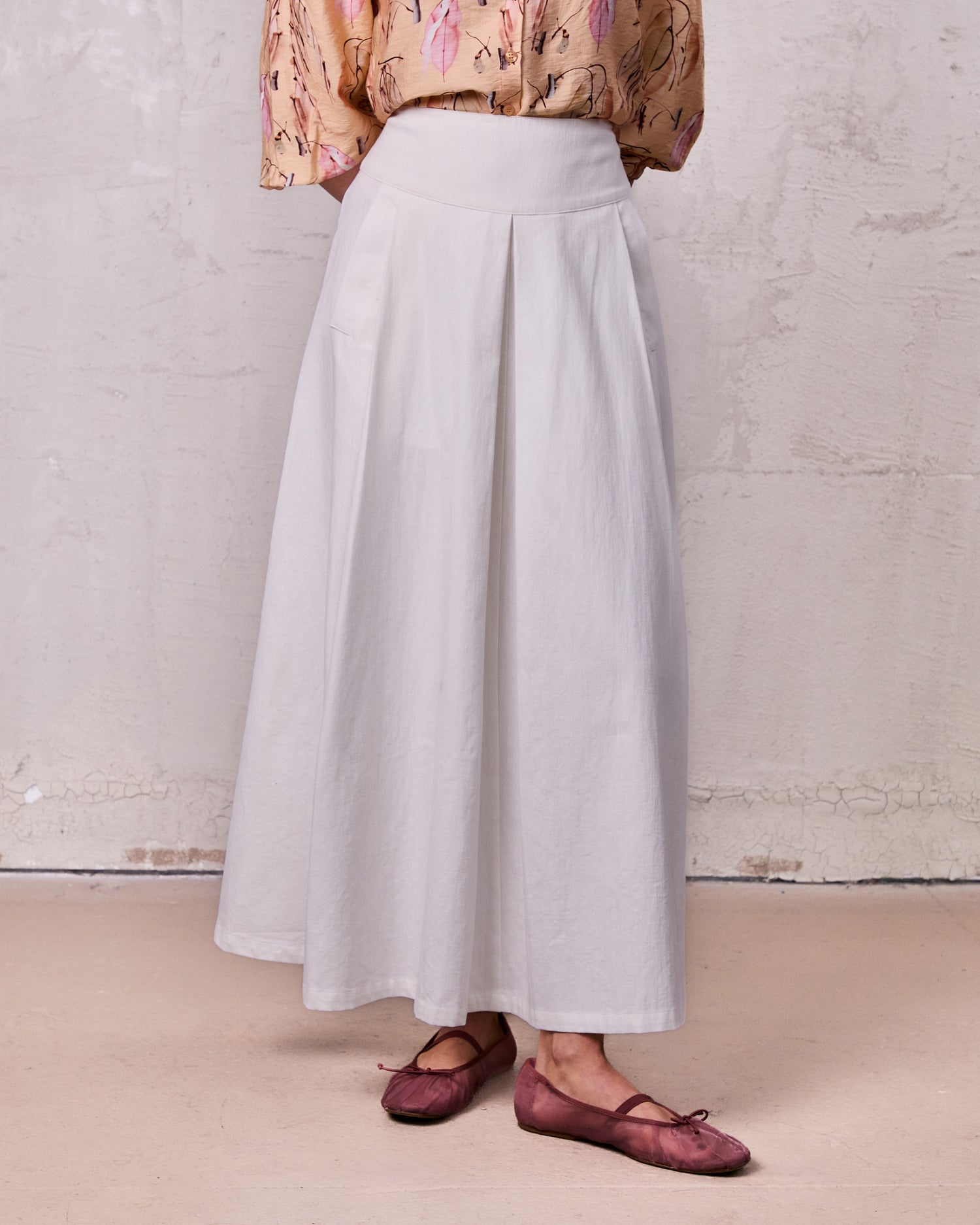 Inverted Yoke Pleat Denim Skirt-White