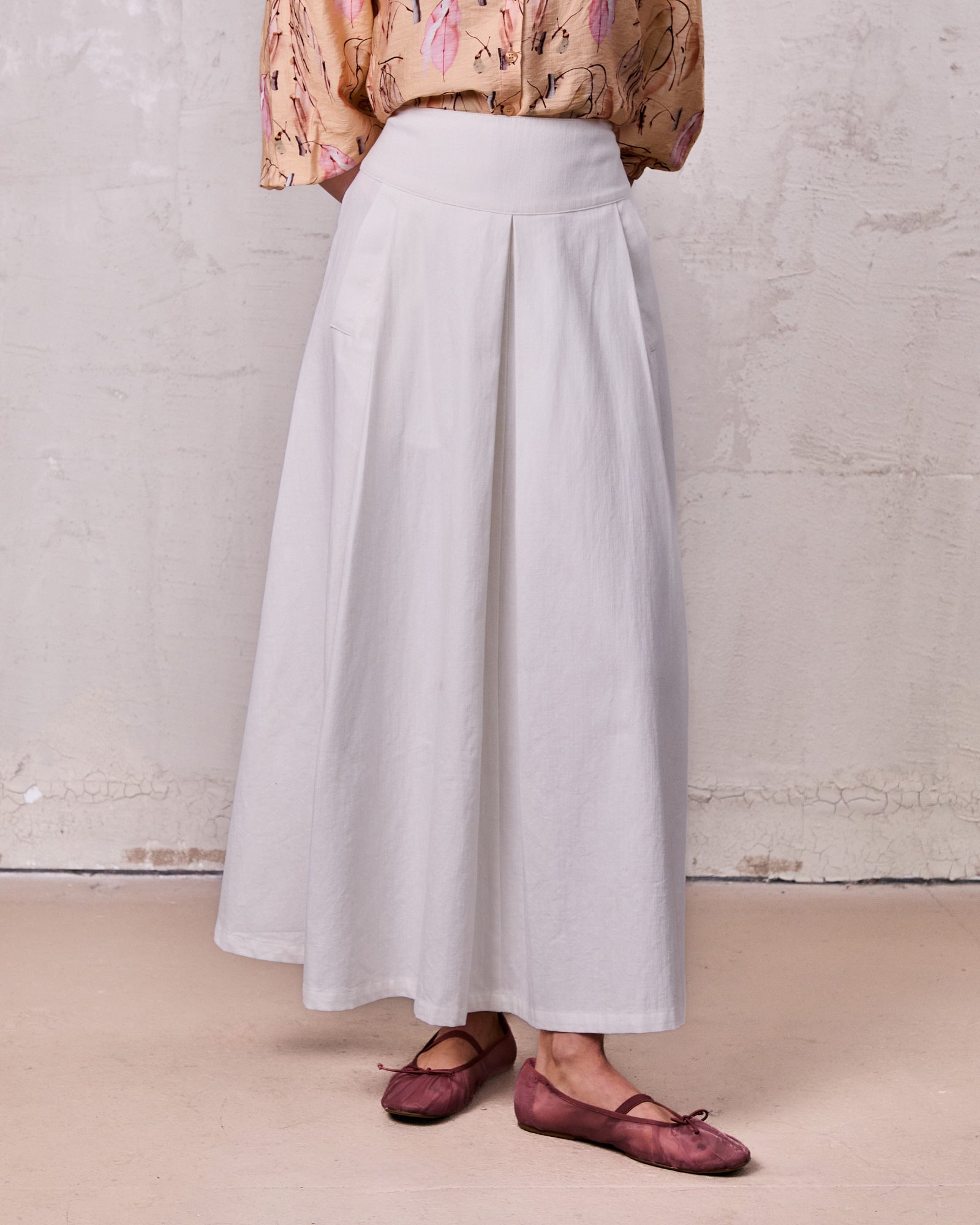 Inverted Yoke Pleat Denim Skirt-White