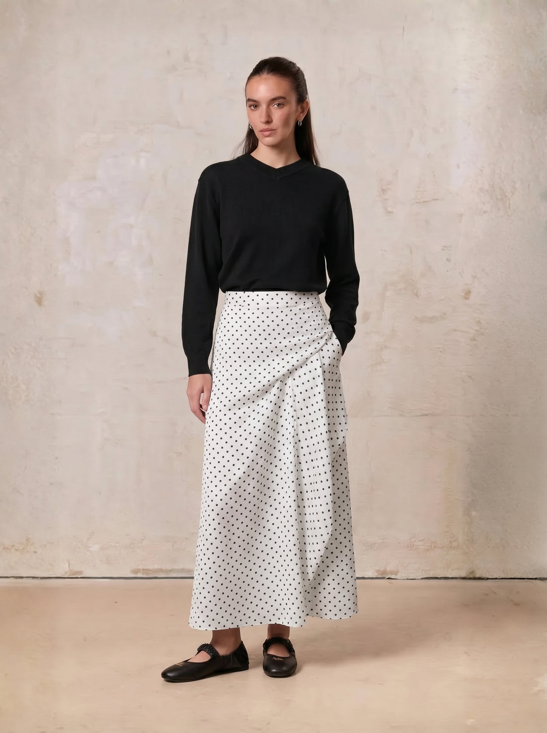 High V Lightweight Sweater-Black