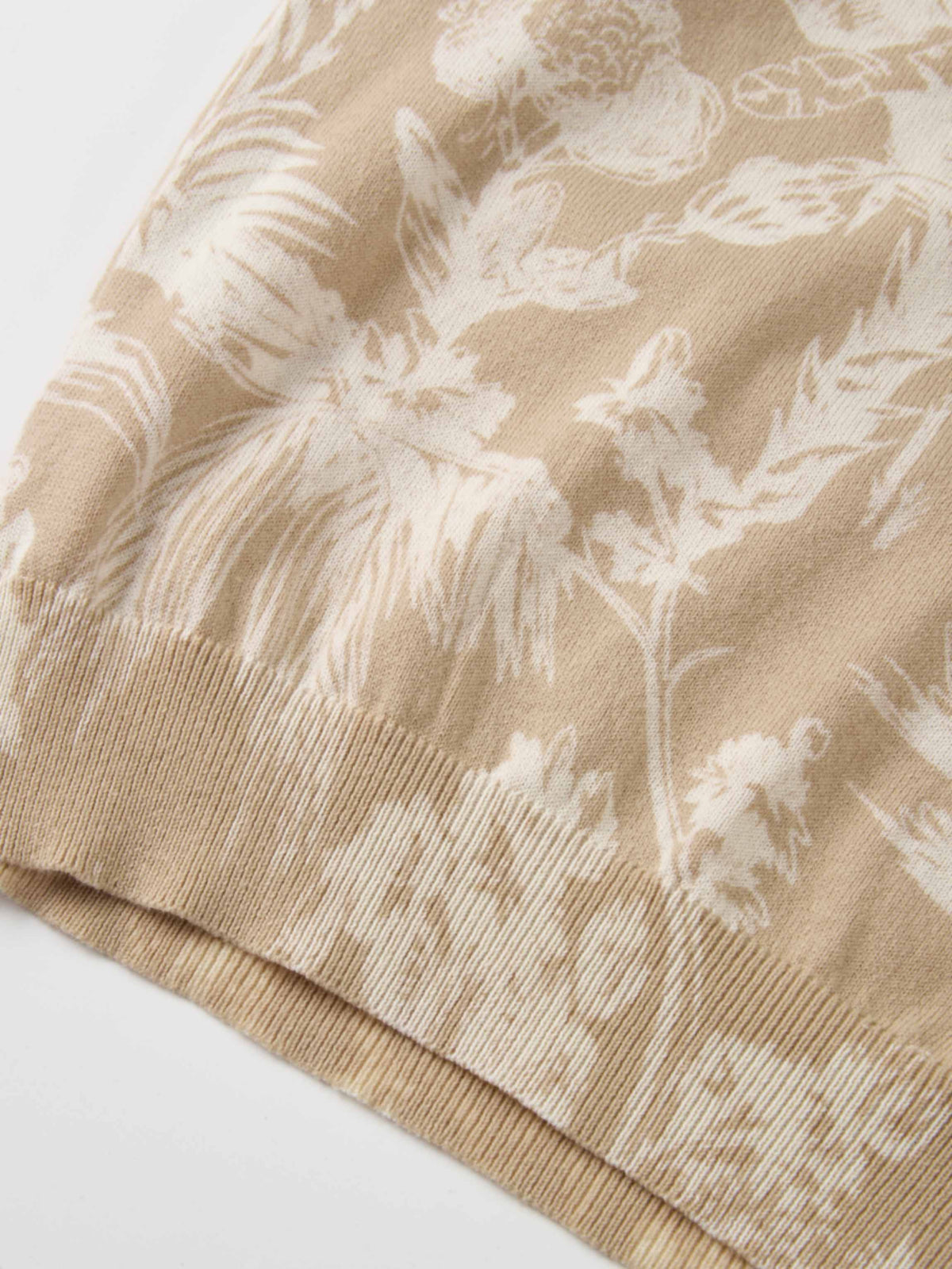 Printed High V Lightweigh Sweater - Tan Cream Toille