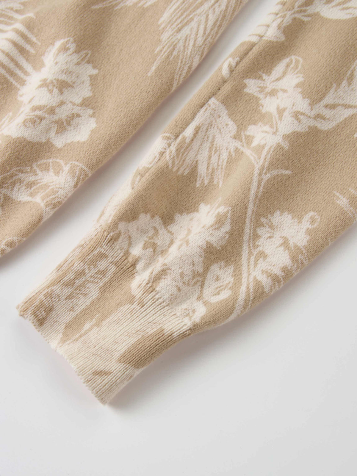 Printed High V Lightweigh Sweater - Tan Cream Toille