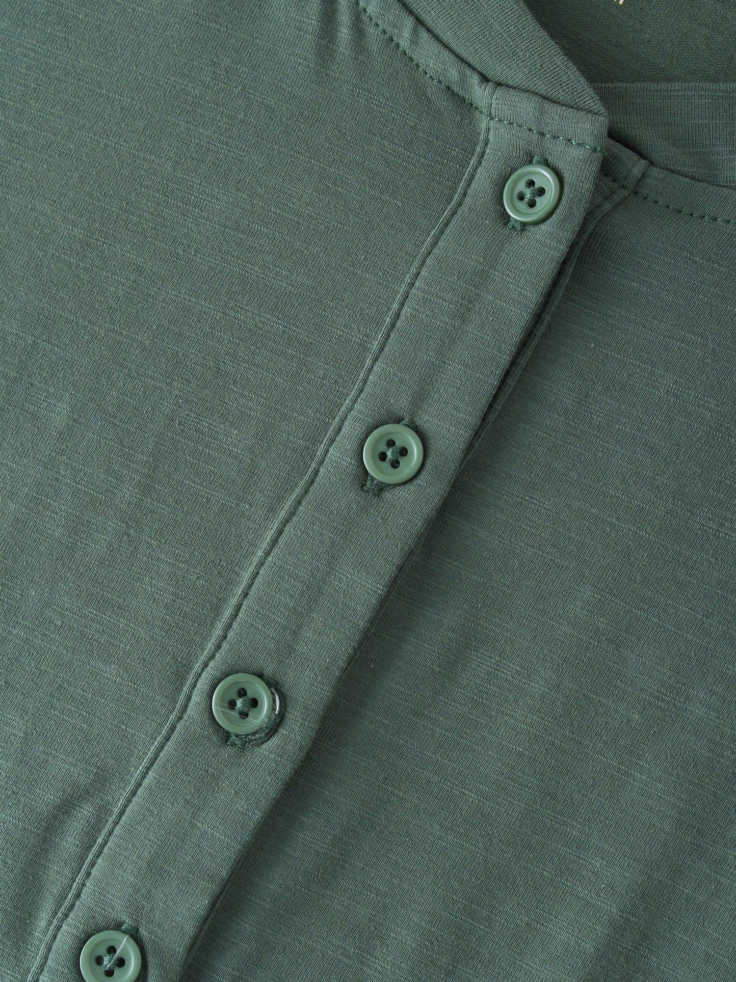 CAMISETA HENLEY 4 BOTONES-VERDE