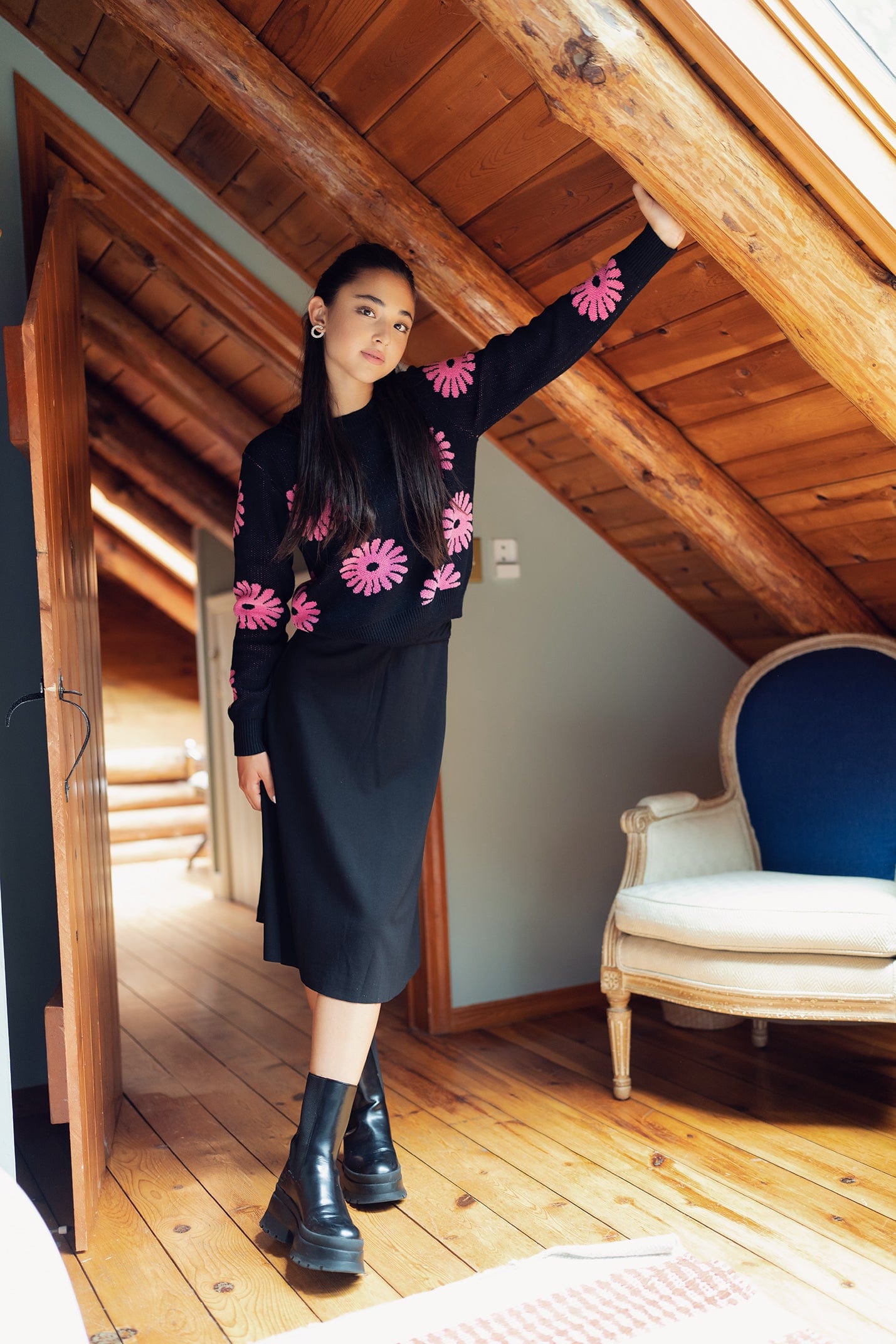 FLOWER POP SWEATER-BLACK/HOT PINK