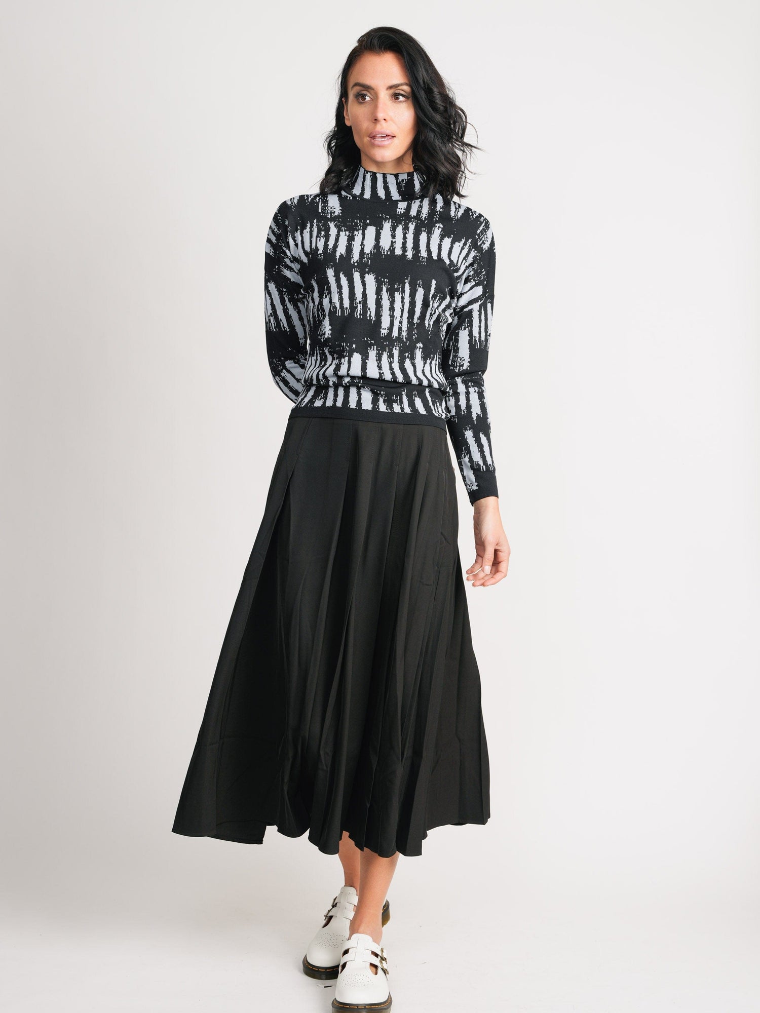 STITCHED DOWN PLEATED SKIRT(SHORT)-BLACK