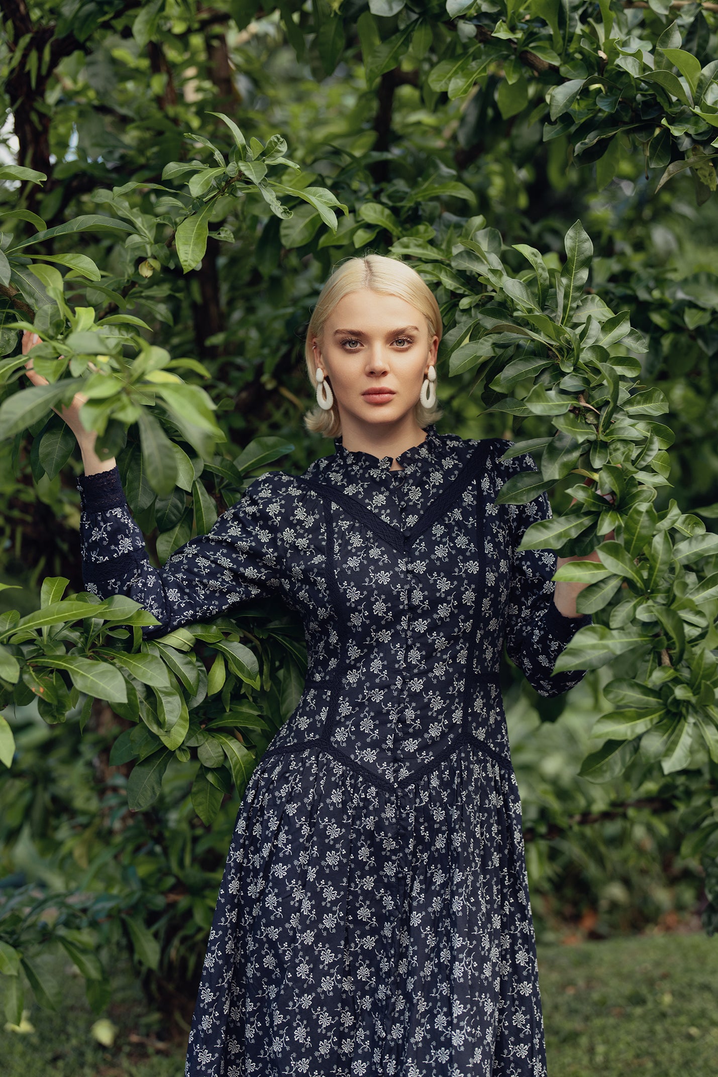 Vestido con detalle de ribete de encaje-Floral azul marino