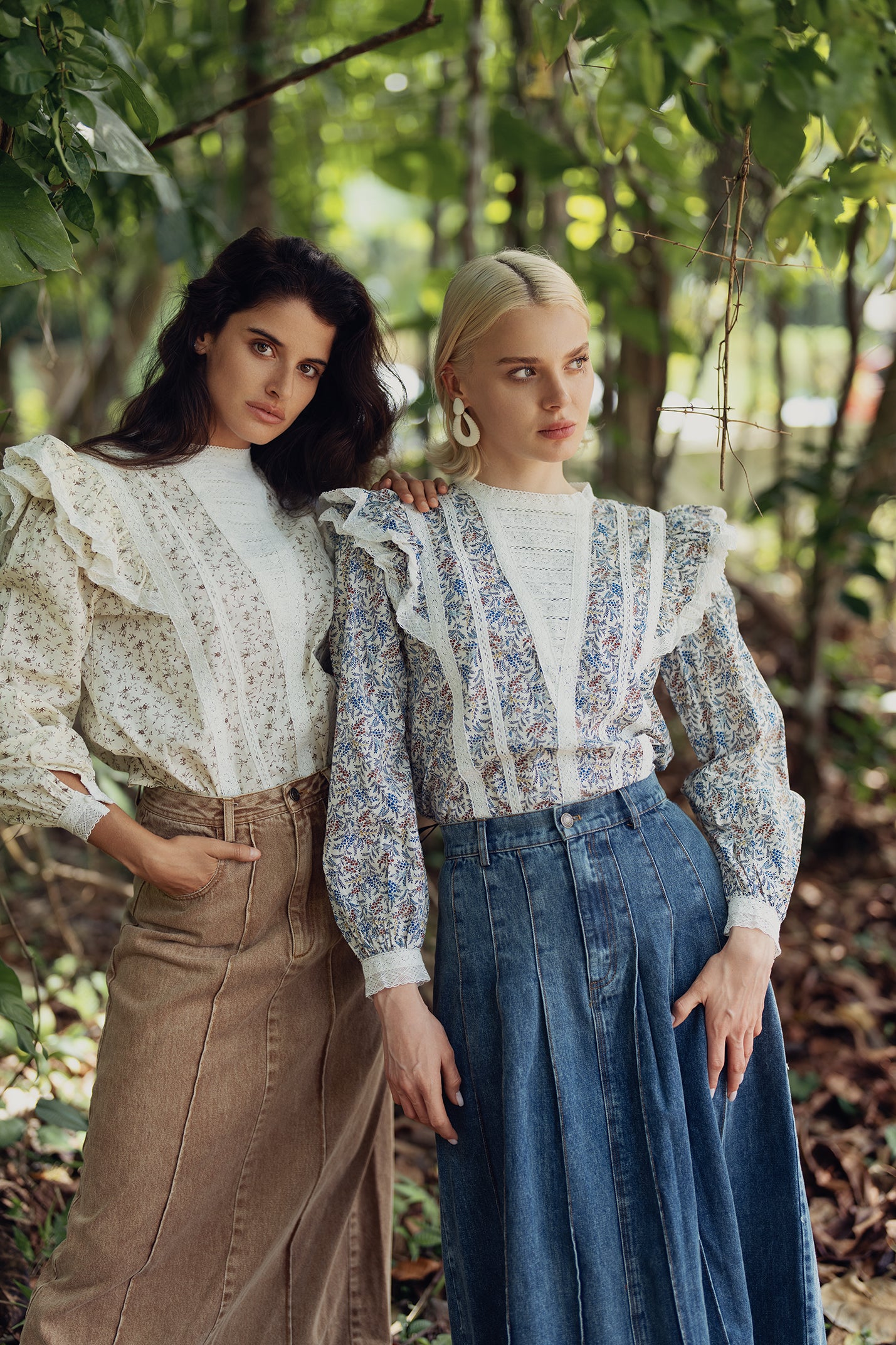 Blusa con ribete de encaje-Floral marrón