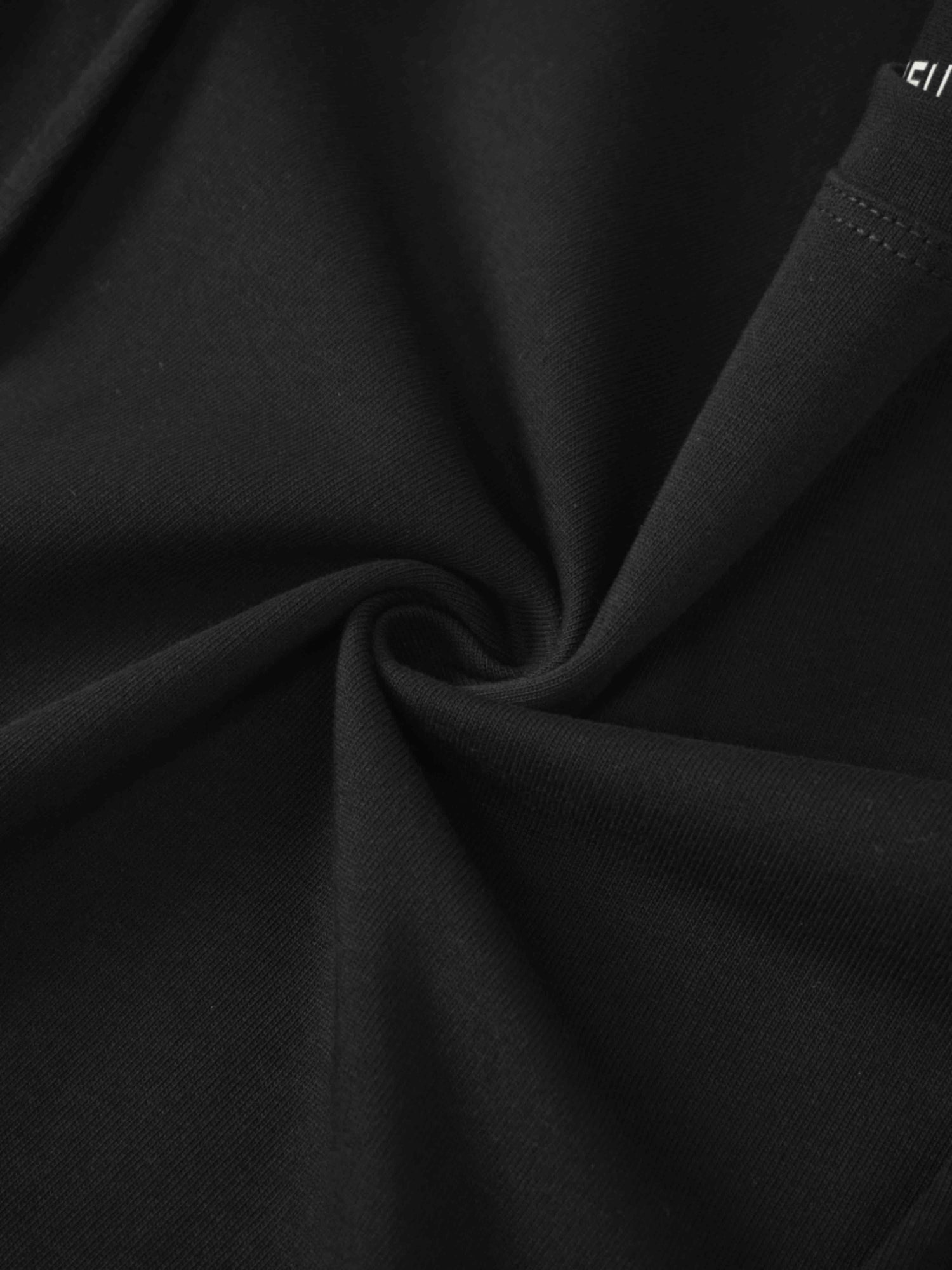 Pleat Seam T-shirt-Black
