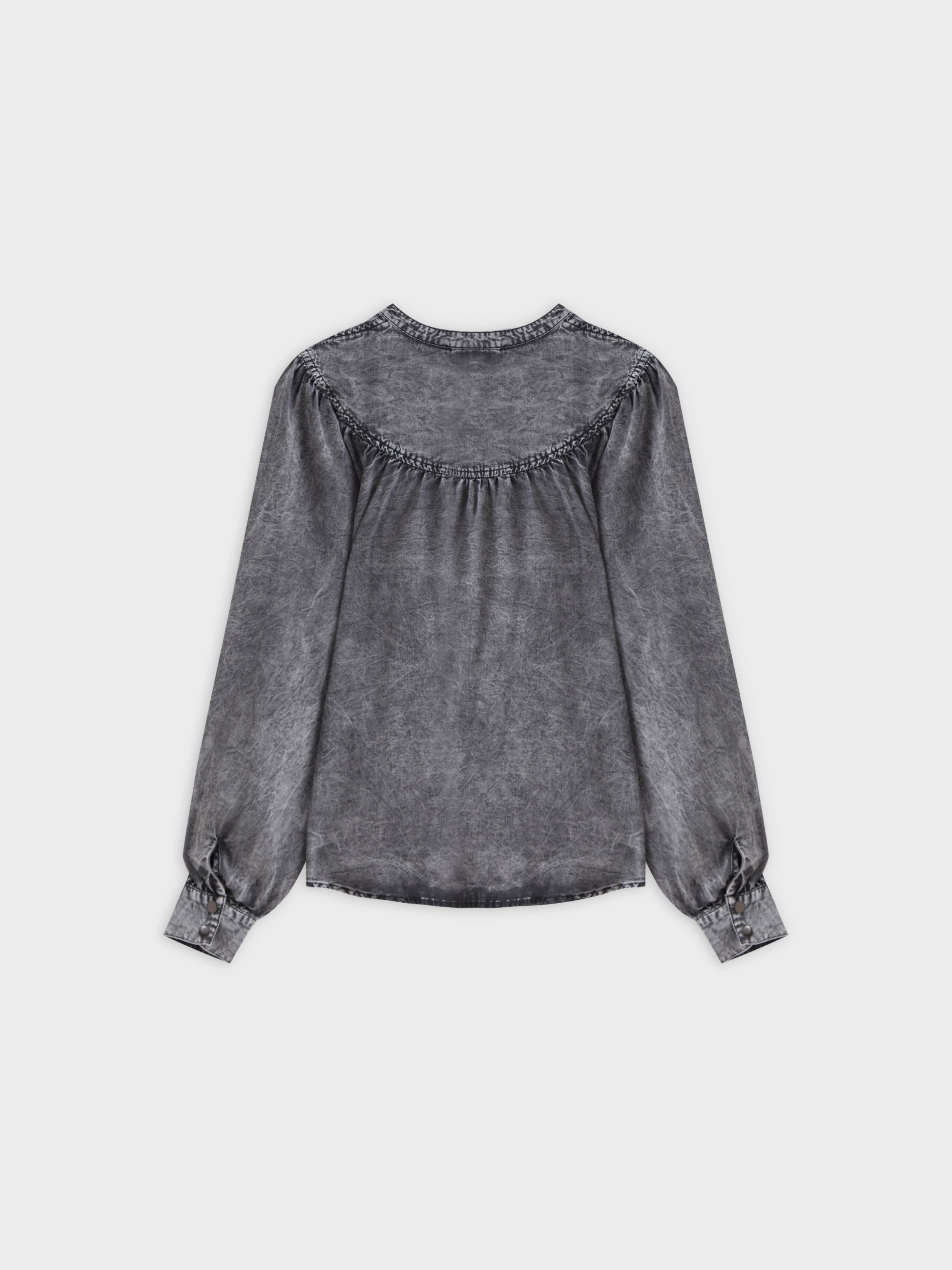 Blusa con top fruncido y mezclilla negra lavada