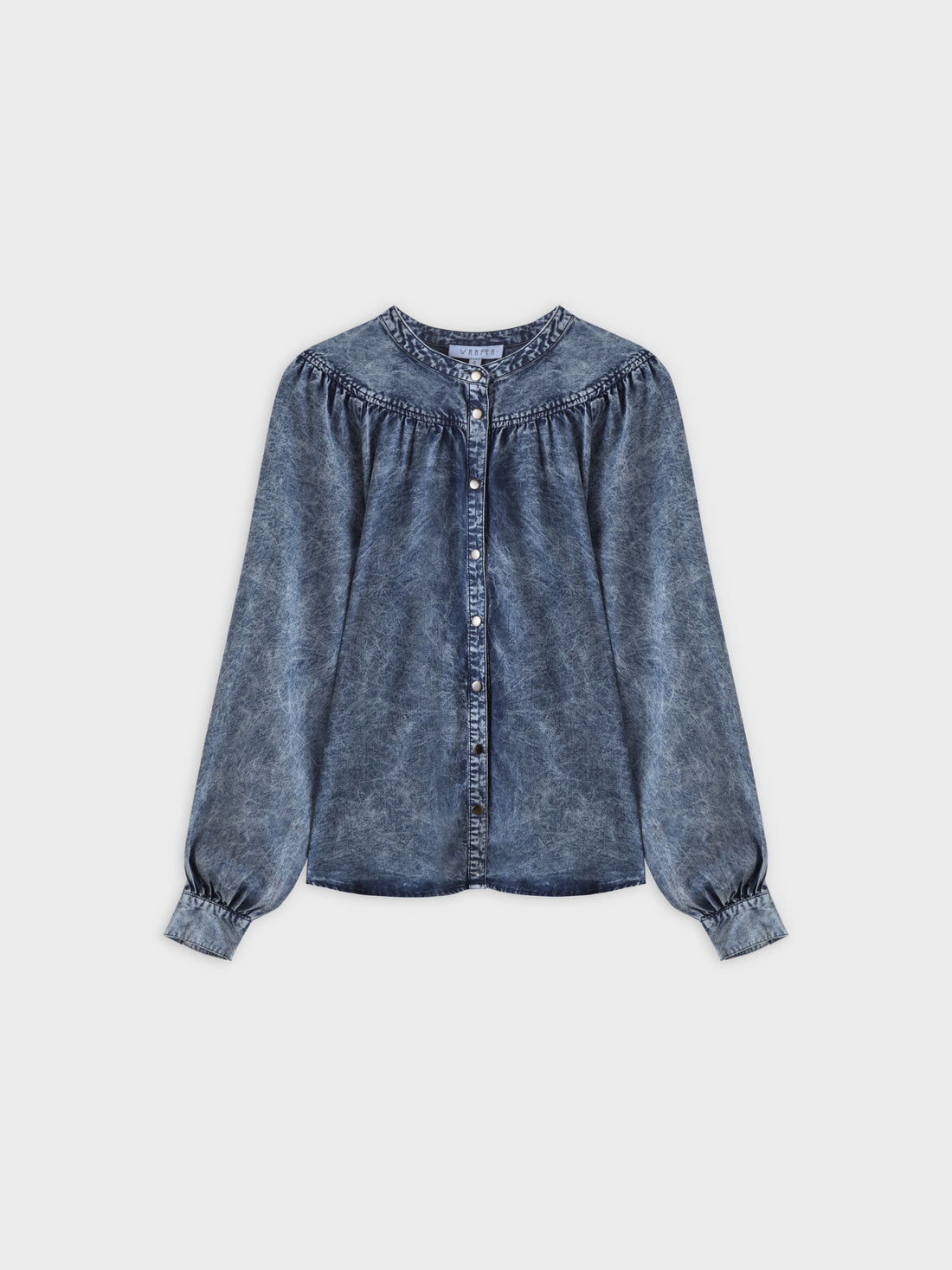 Blusa con top fruncido y denim azul lavado