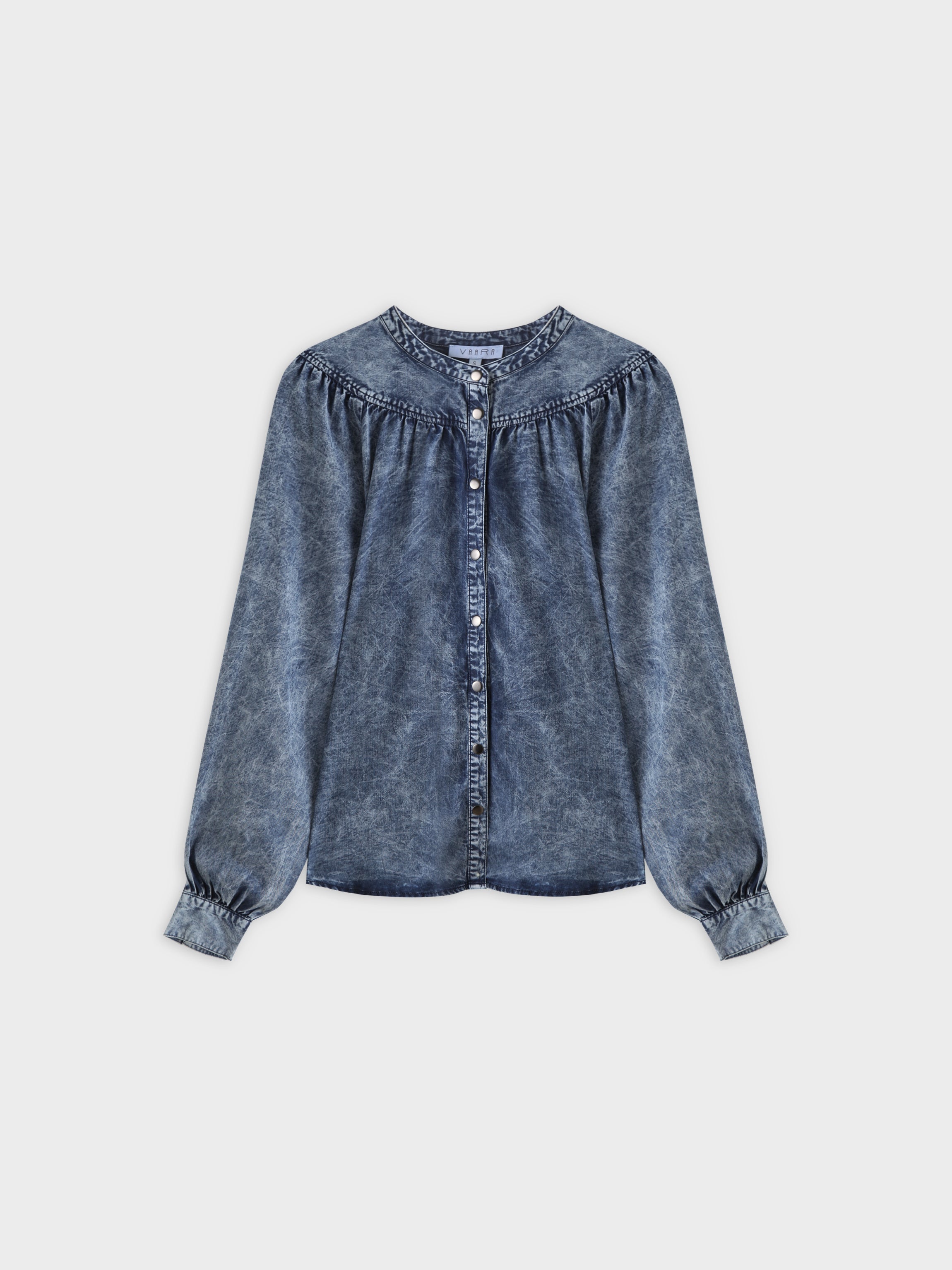 Blusa con top fruncido y denim azul lavado