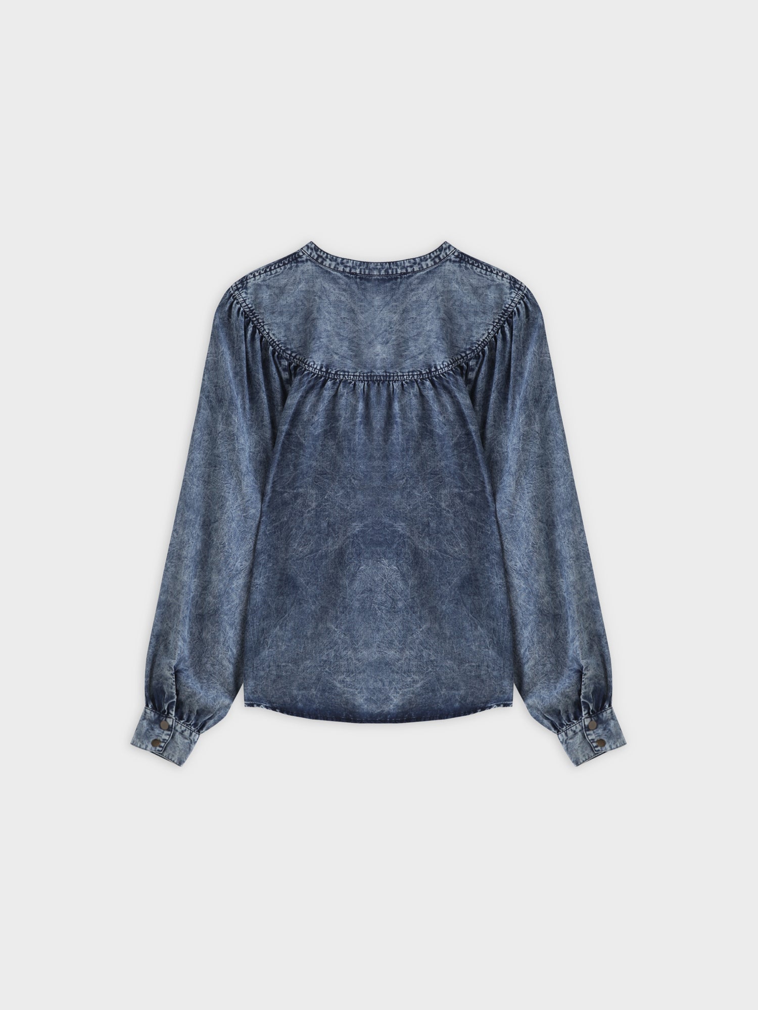 Blusa con top fruncido y denim azul lavado