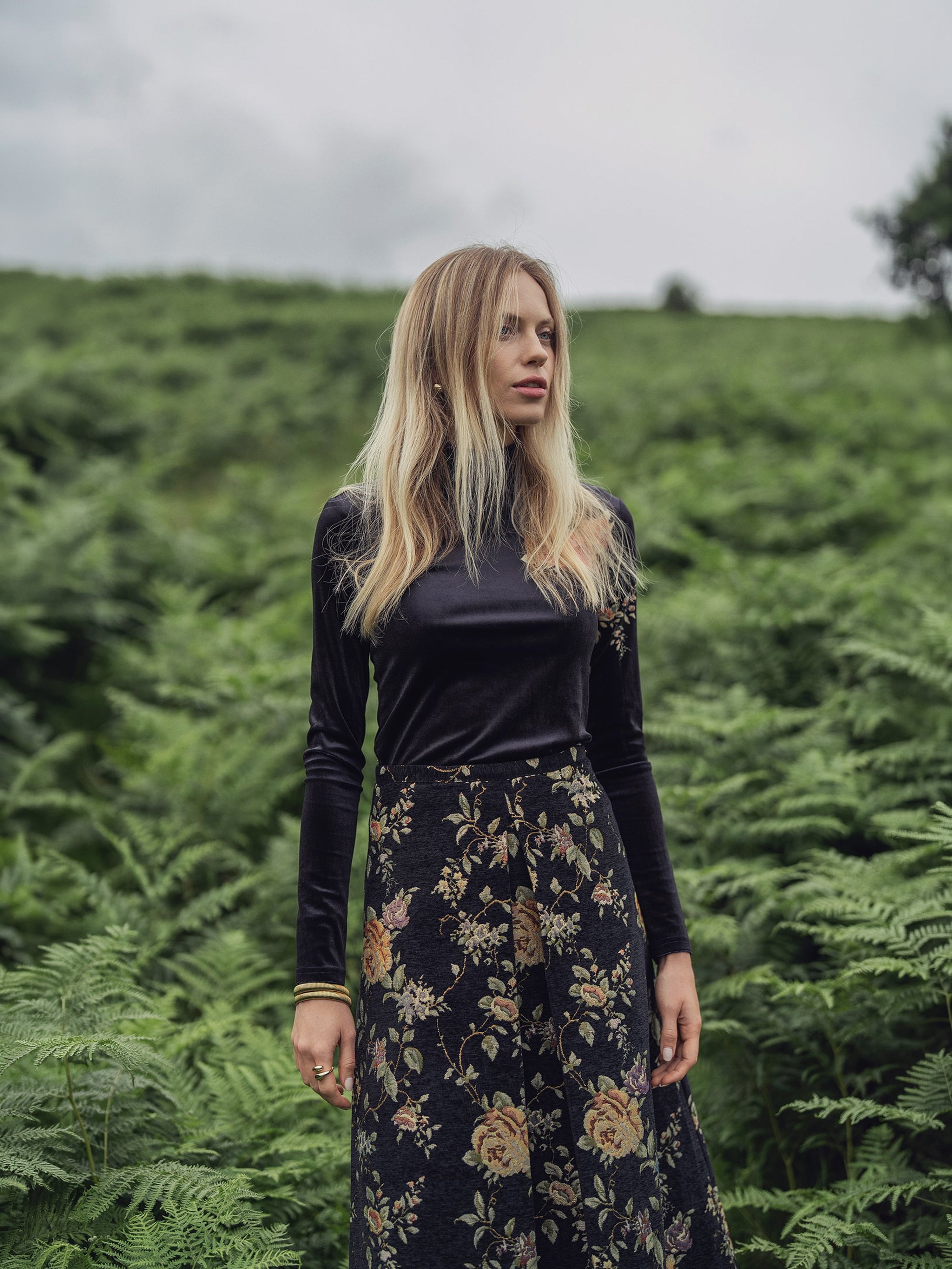 Flower Printed Velour Turtleneck-Black