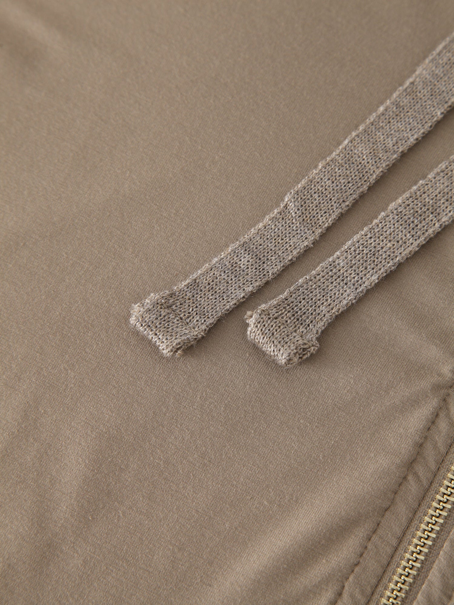 SUDADERA CON CREMALLERA Y CAPUCHA-TAUPE