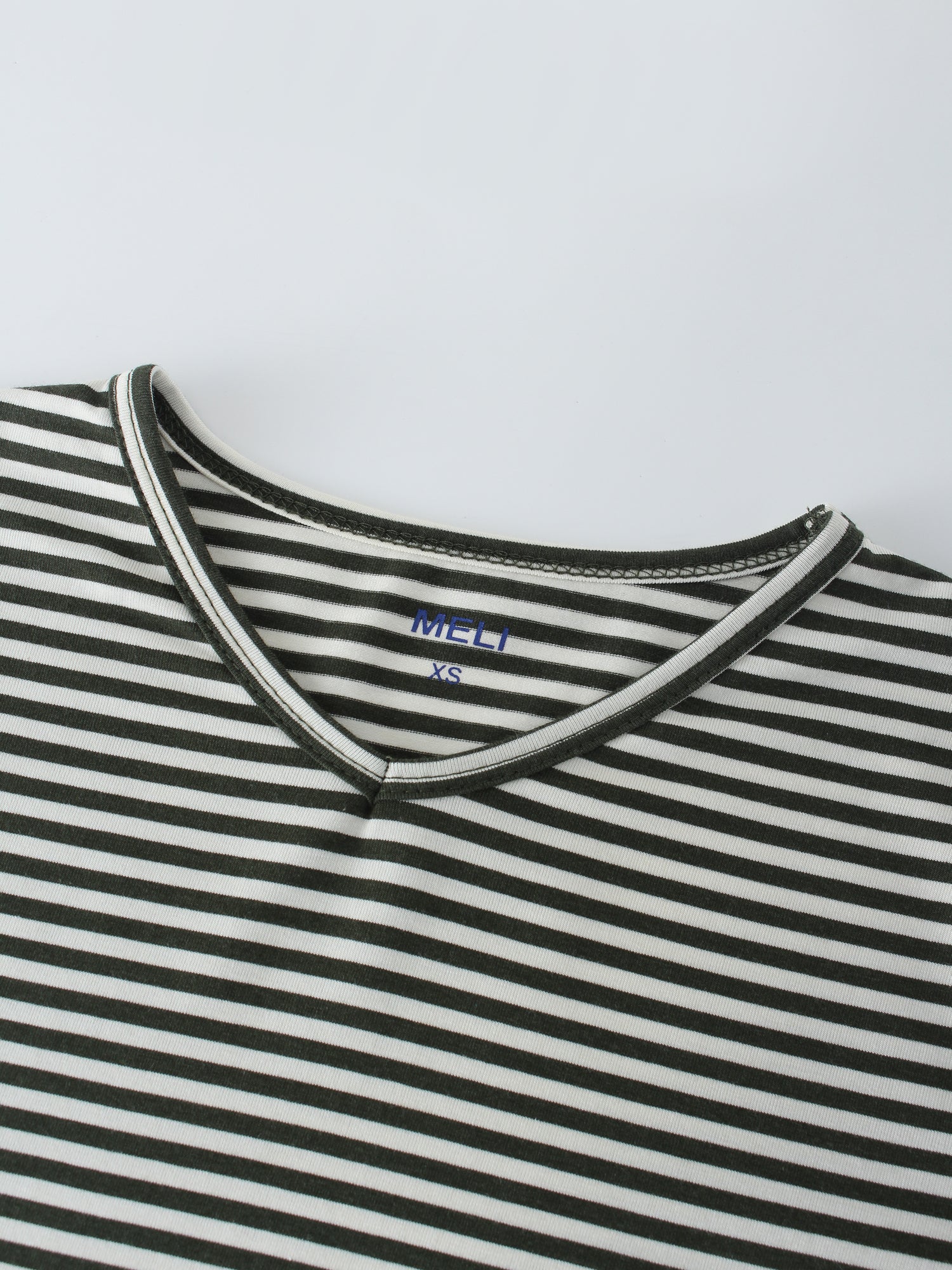 Camiseta Thin Stripe High V-Crema/Oliva