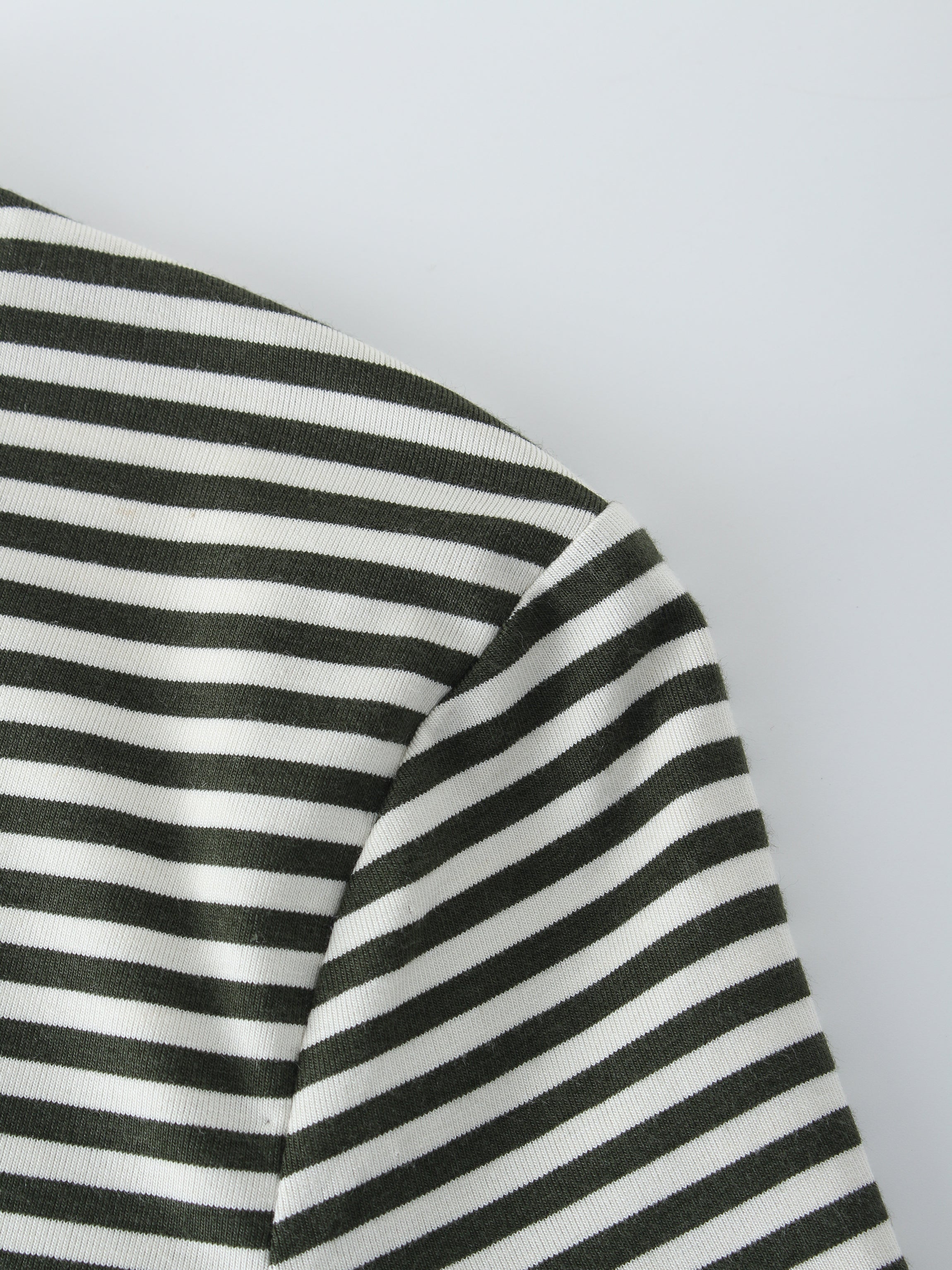 Thin Stripe High V Tee-Black/White