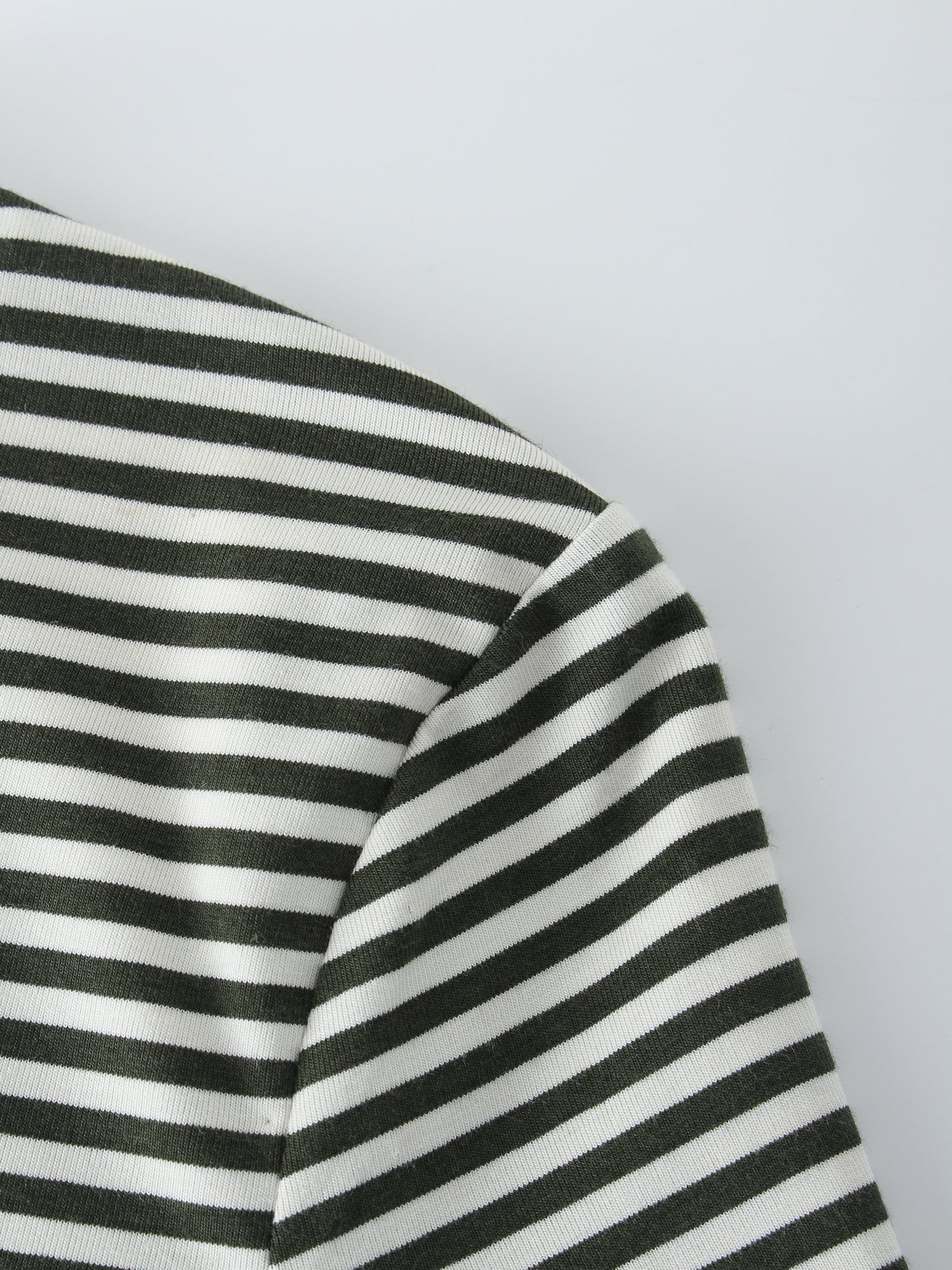 Camiseta Thin Stripe High V-Crema/Oliva