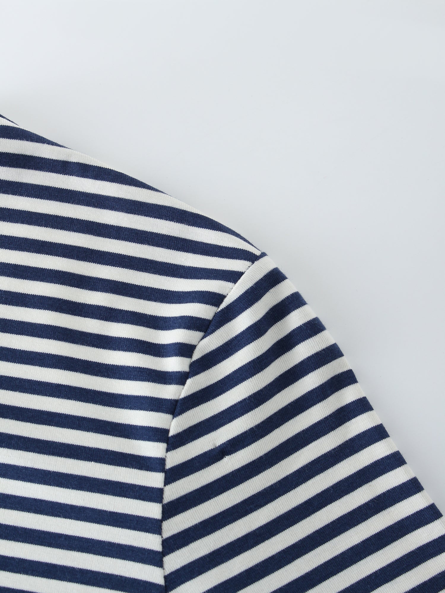 Camiseta Thin Stripe High V-Crema/Azul marino