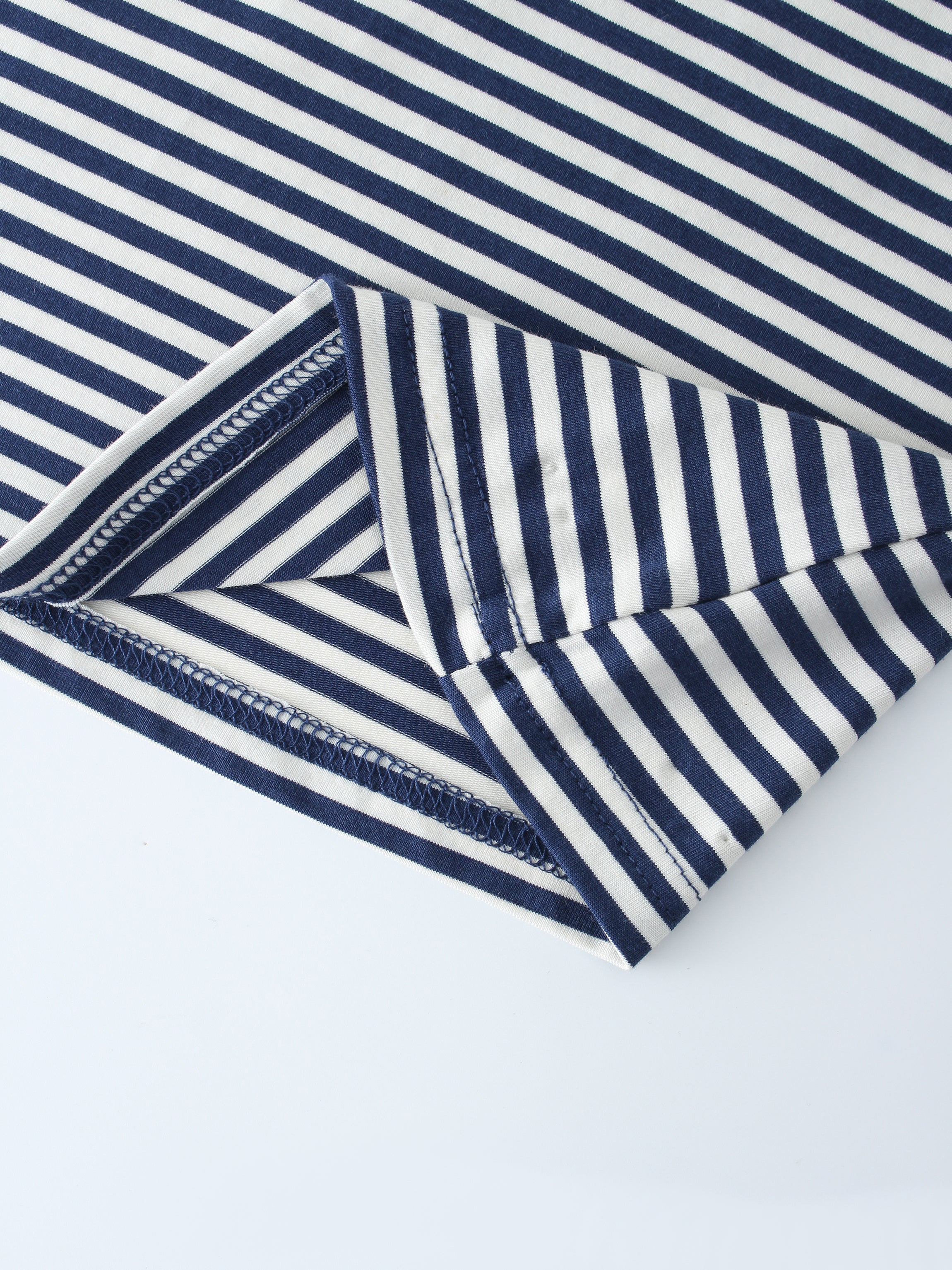 Camiseta Thin Stripe High V-Crema/Azul marino