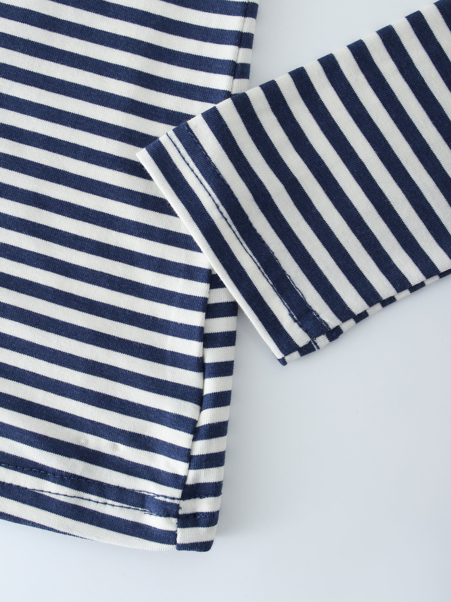 Camiseta Thin Stripe High V-Crema/Azul marino