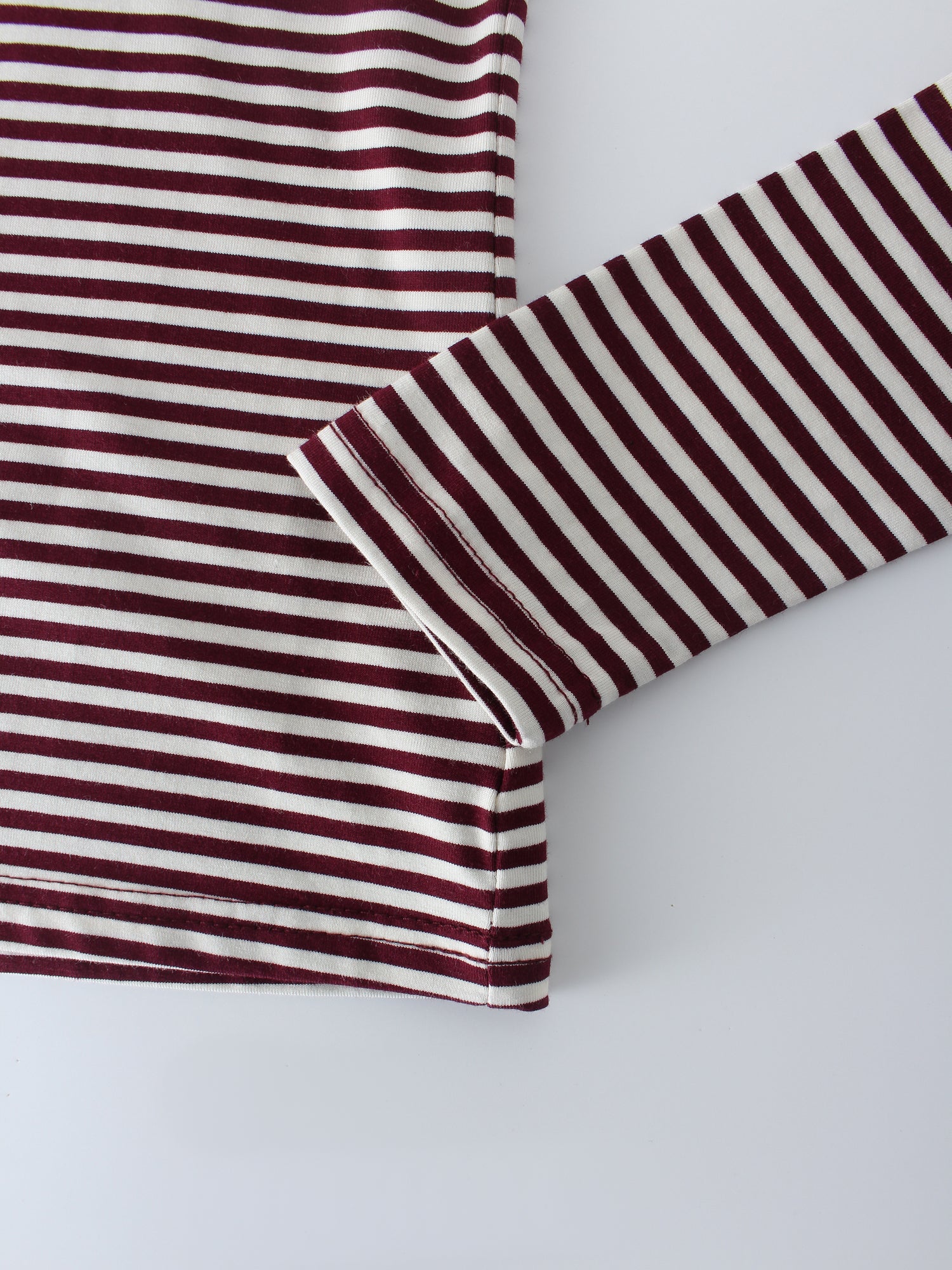 Thin Stripe High V Tee-Maroon/White