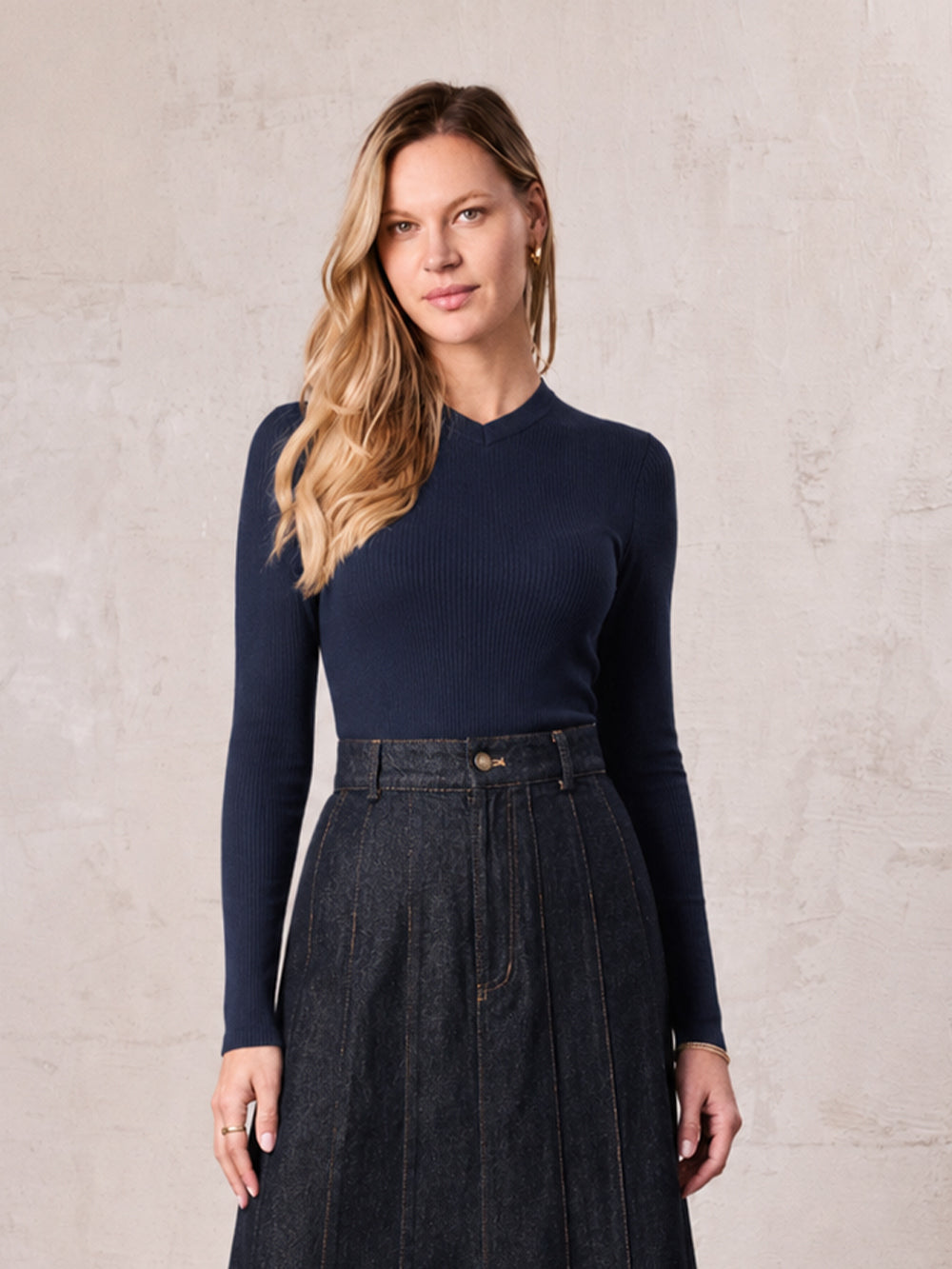 BASIC HIGH V TEE LS-NAVY