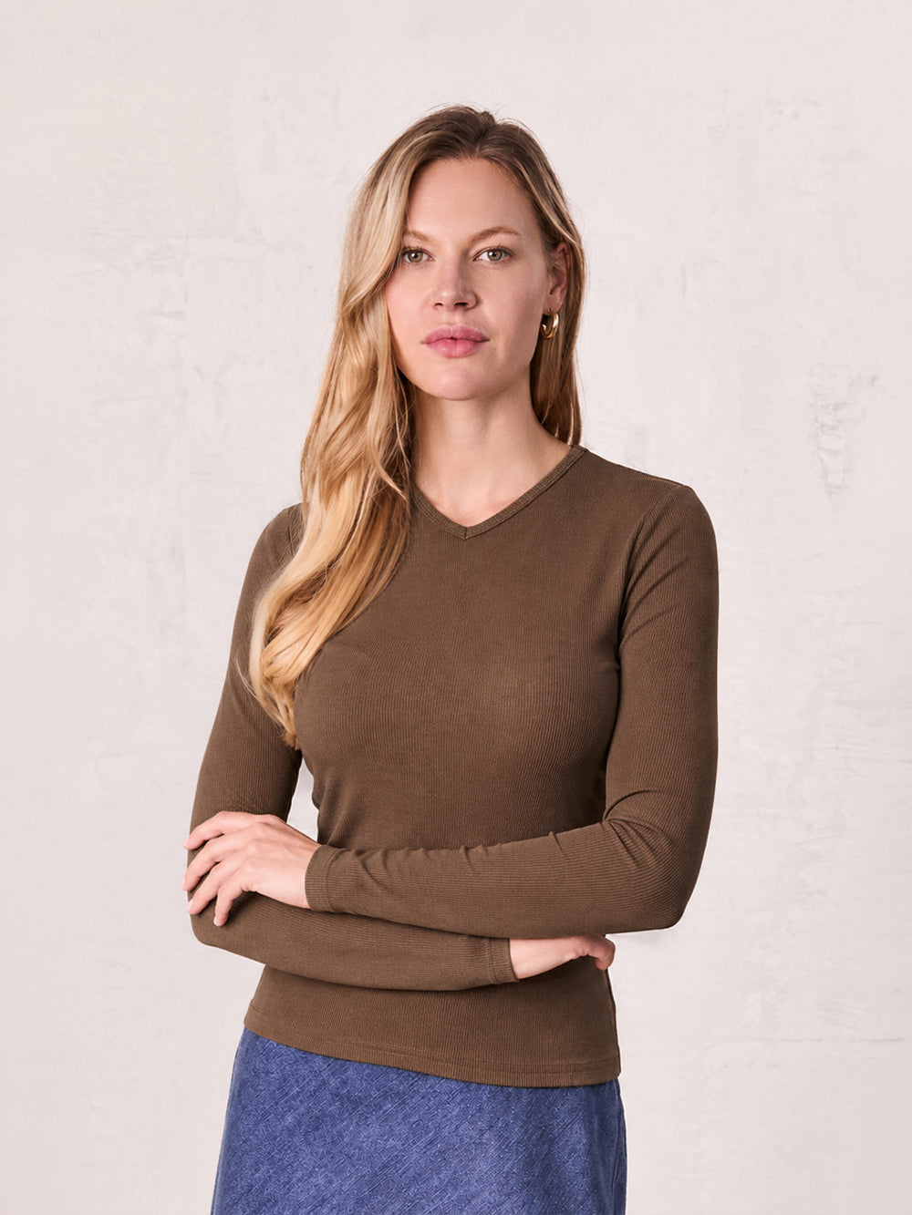Soft Ribbed High V Tee-Mid Brown